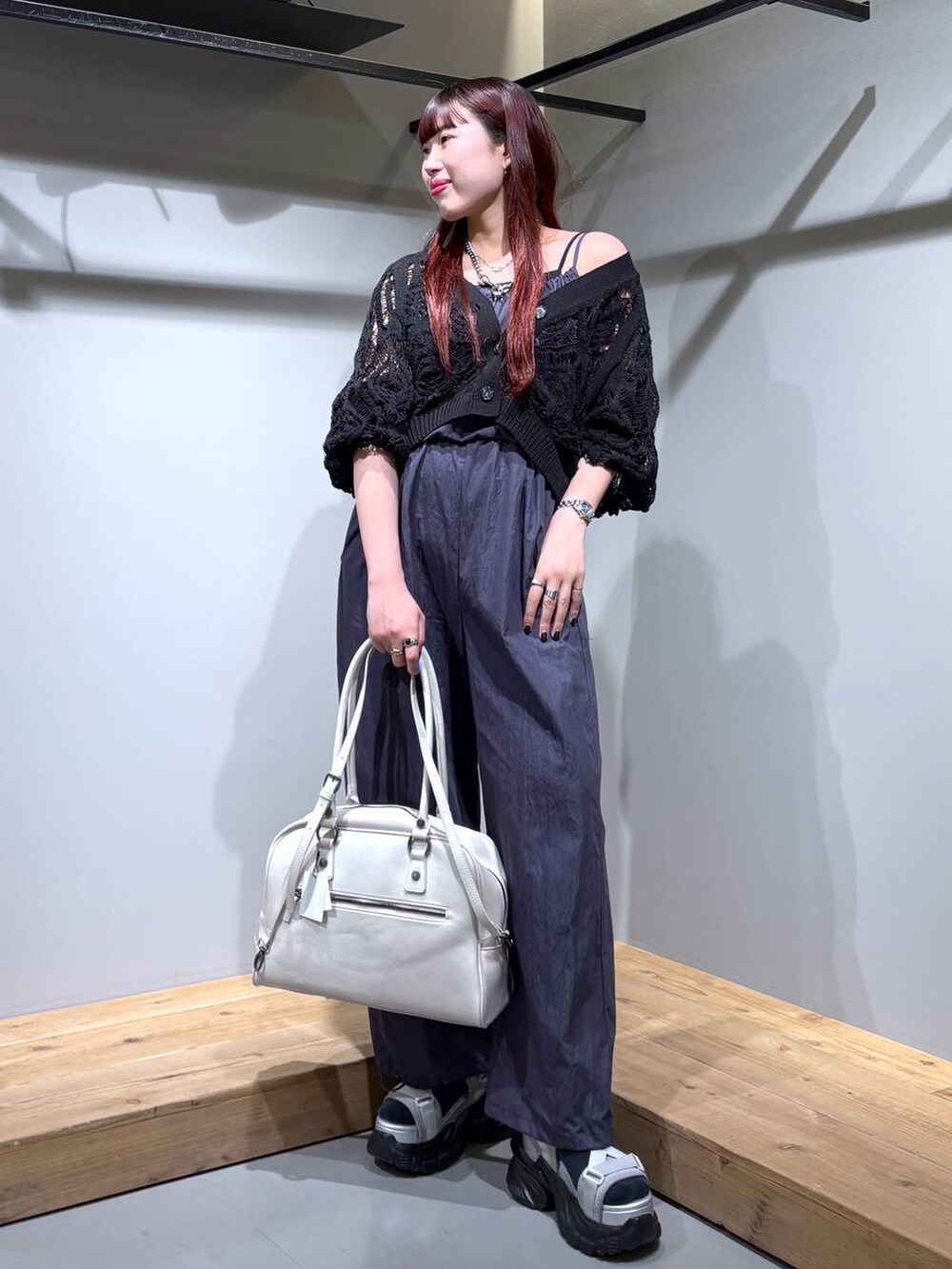 「モード、ストリート、きれいめ、カジュアル、ネックレス、骨格ストレート_PAGEBOY、ブルベ冬_PAGEBOY、サロペット、カーディガン、サンダル、バッグ」｜「PBLIMの【PBLIM】2WAYボストンバッグ（ボストンバッグ、ホワイト系）」を使った、りりりさん（レディース・157cm）の春コーディネートの3枚目の写真