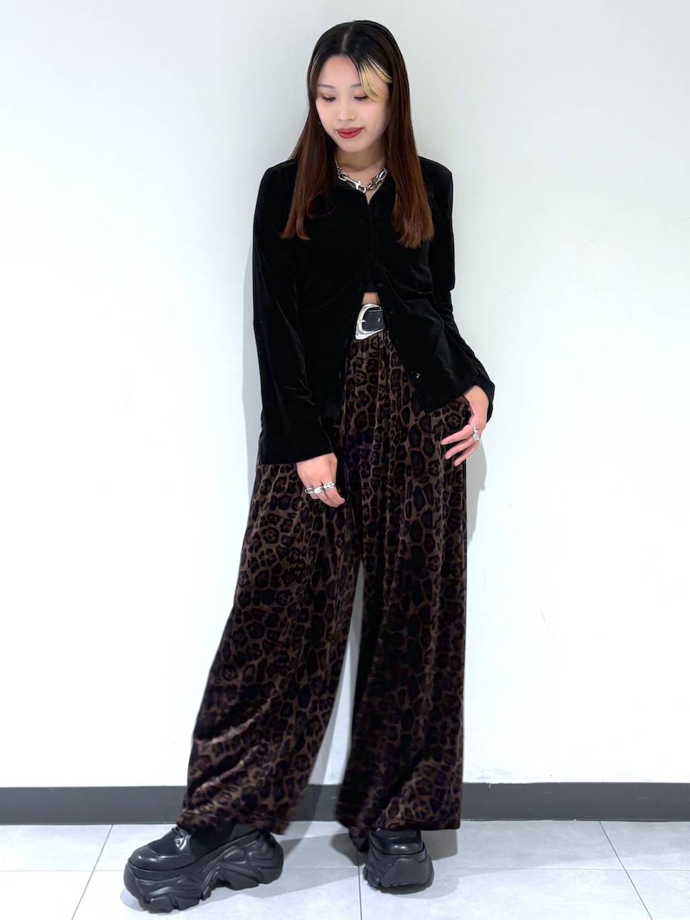 ブラック系のシャツ/ブラウス、その他のその他パンツ、ブラック系のブーツを着用したレディースの秋コーディネートの9枚目の写真