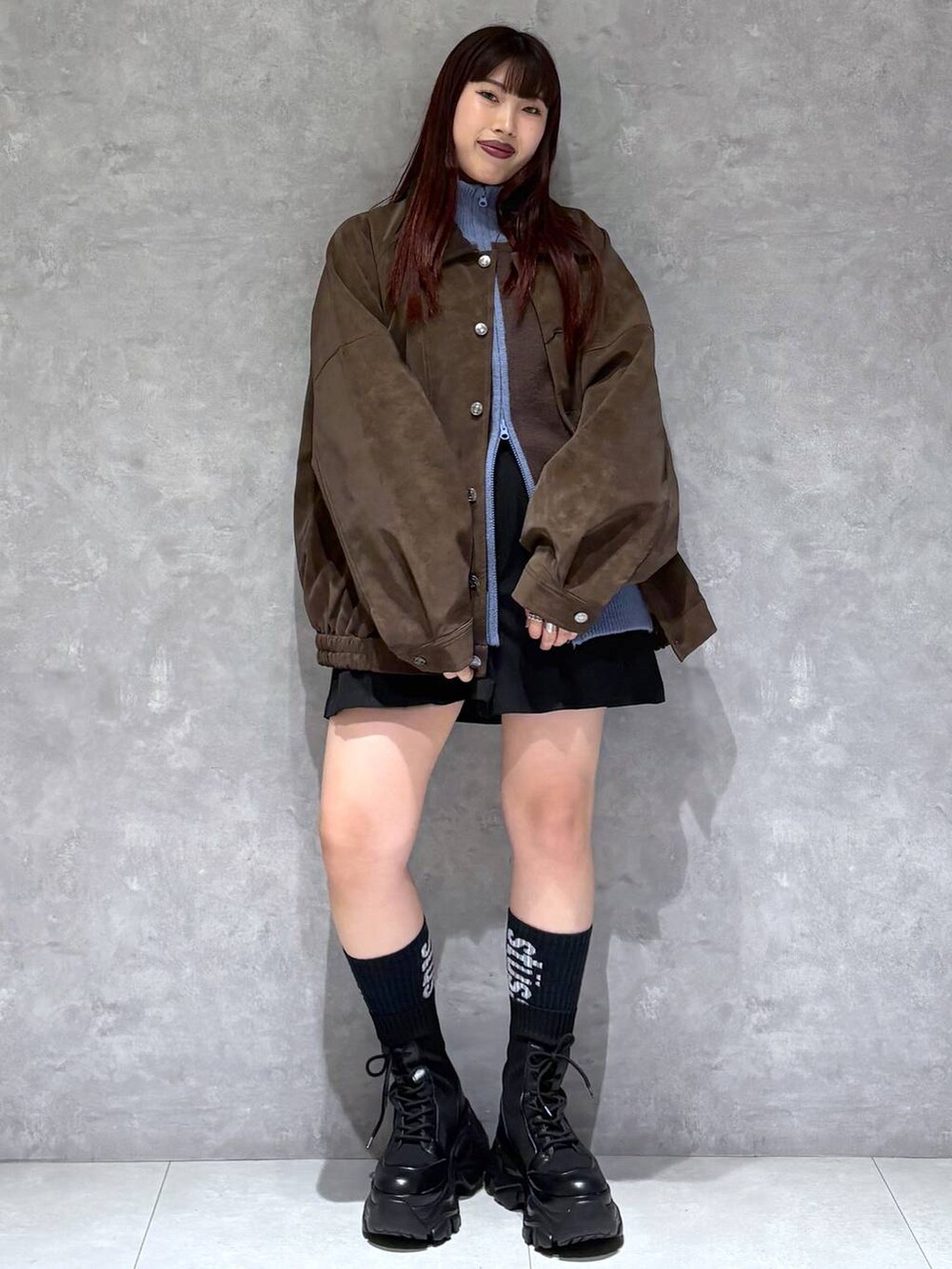 ブラック系のブーツ、ブラック系のその他パンツ、ブラウン系のブルゾンを着用したレディースの秋コーディネートの8枚目の写真