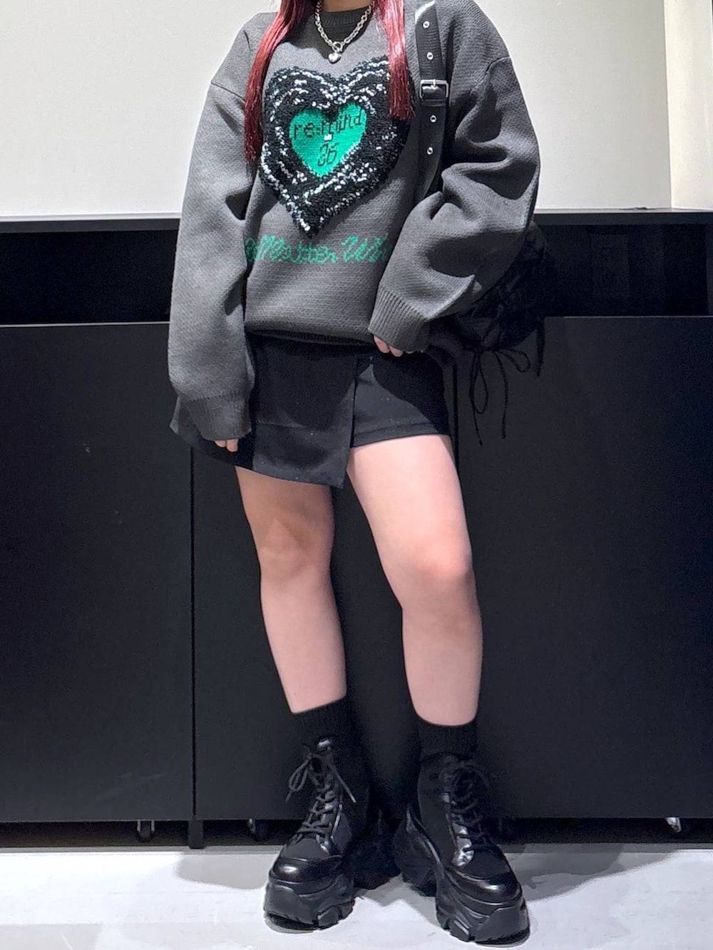 「モード、ストリート、きれいめ、カジュアル、ネックレス、骨格ストレート_PAGEBOY、ブルベ冬_PAGEBOY、ニット、ミニスカート、ショートパンツ、バッグ、スニーカー、ブーツ」｜「PAGEBOYのレースアップソックスブーツ（ブーツ、ブラック系）」を使った、りりりさん（レディース・157cm）の冬コーディネートの2枚目の写真