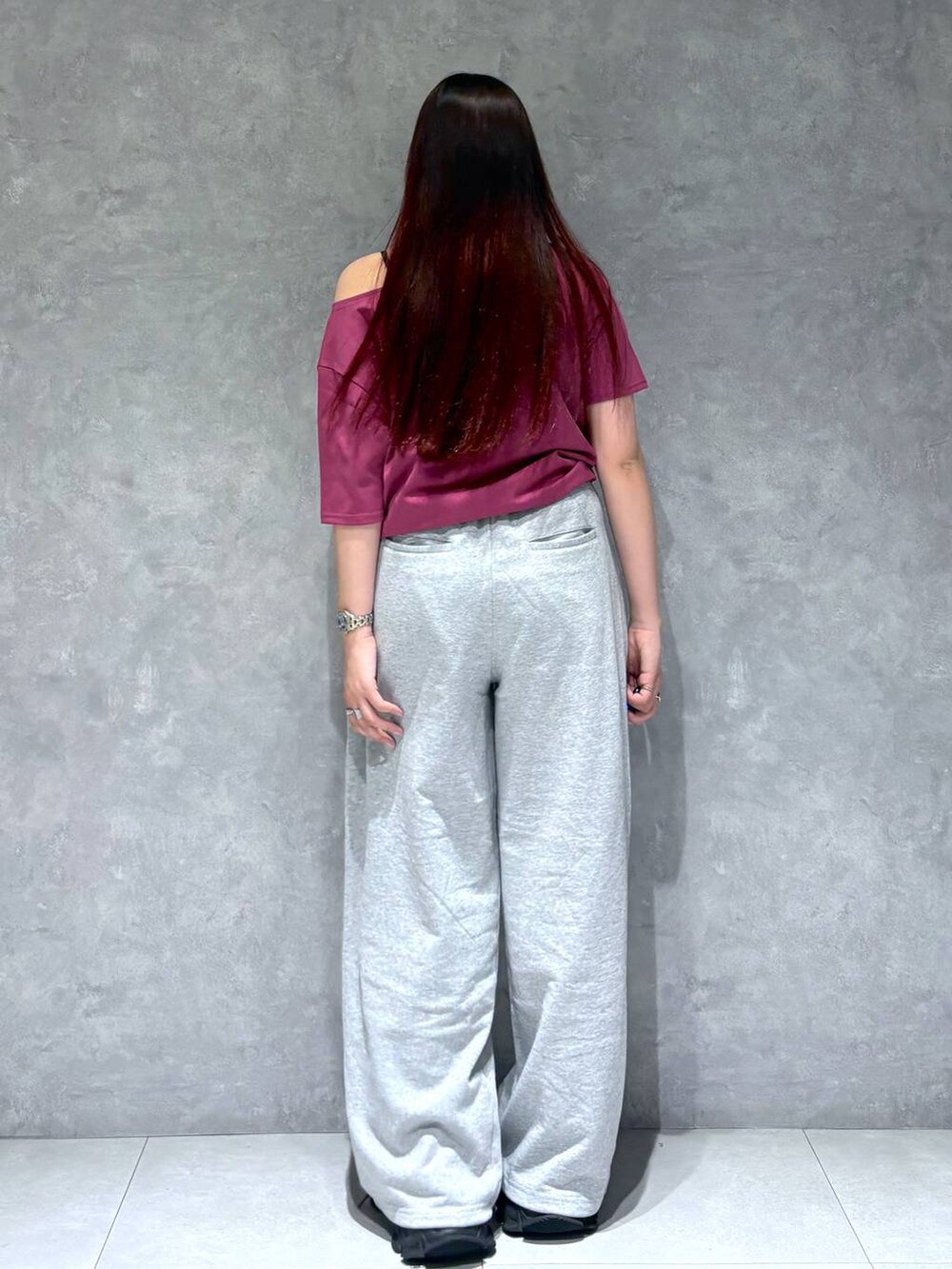 「スウェットパンツ、モード、ストリート、きれいめ、カジュアル、ネックレス、骨格ストレート_PAGEBOY、ブルベ冬_PAGEBOY、Tシャツ」｜「PAGEBOYのタックスウェットパンツ（スウェットパンツ、グレー系）」を使った、りりりさん（レディース・157cm）の春コーディネートの5枚目の写真