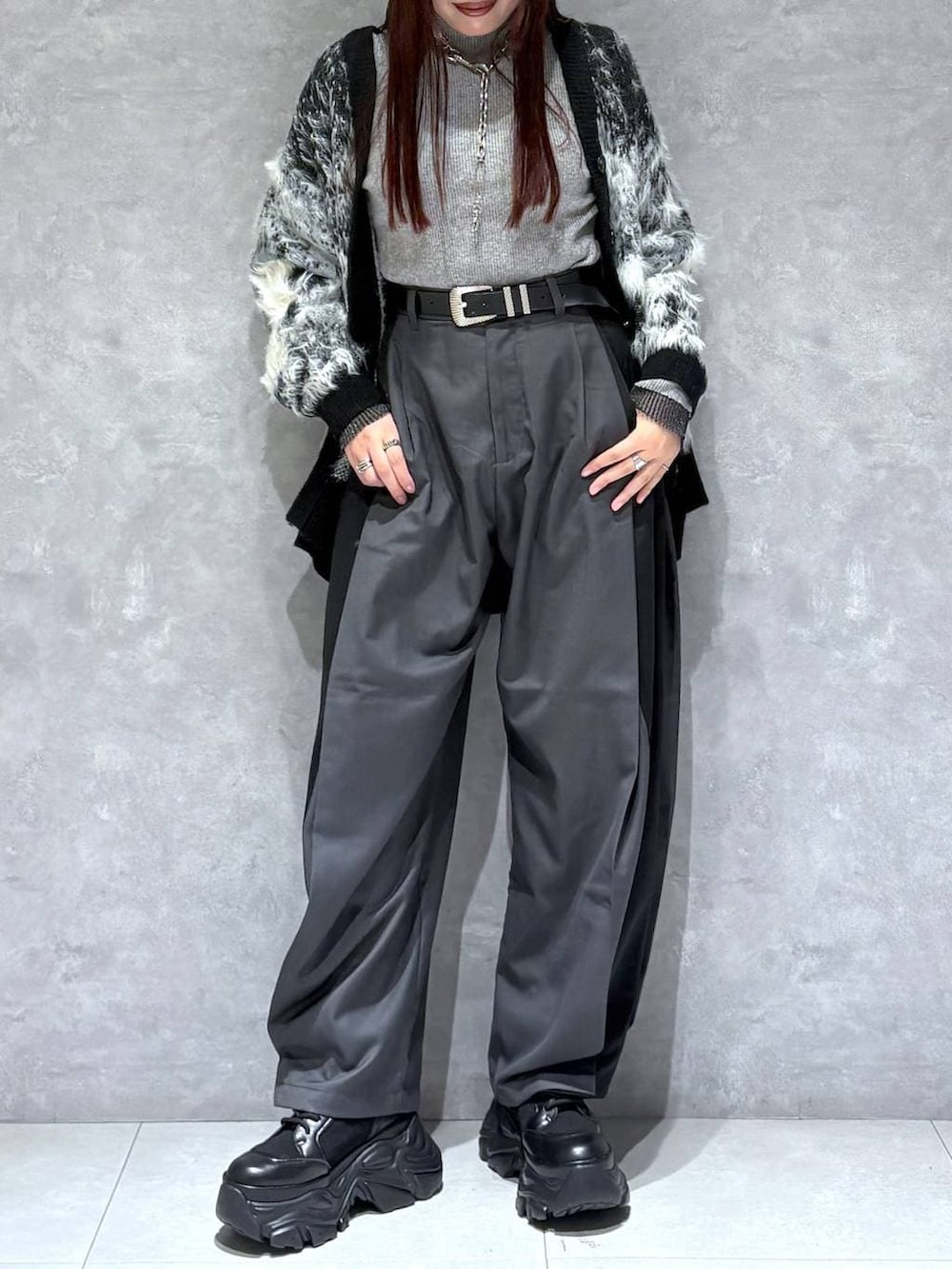 ブラック系のブーツ、ブラック系のカーディガン/ボレロ、グレー系のニット/セーターを着用したレディースの冬コーディネートの8枚目の写真