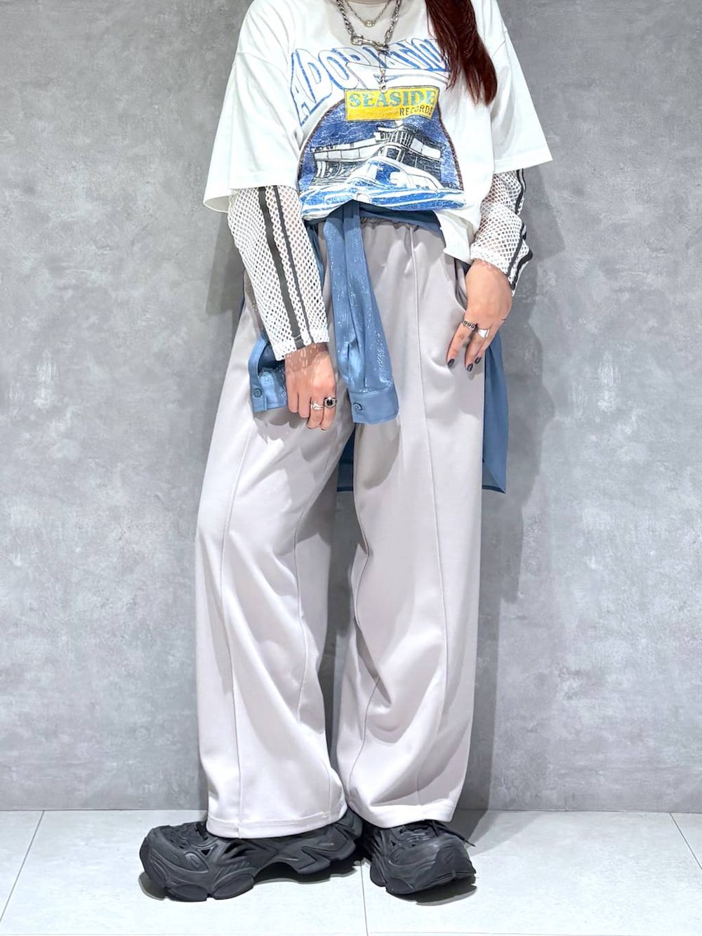 「モード、ストリート、きれいめ、カジュアル、ネックレス、骨格ストレート_PAGEBOY、ブルベ冬_PAGEBOY、Tシャツ、シャツ、ワイドパンツ」｜「PAGEBOYのソフトラメシアールーズシャツ（シャツ/ブラウス、ブルー系）」を使った、りりりさん（レディース・157cm）の夏コーディネートの4枚目の写真