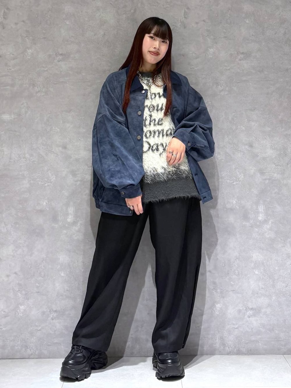 ブラック系のスニーカー、ブルー系のブルゾン、グレー系のニット/セーターを着用したレディースの秋コーディネートの9枚目の写真