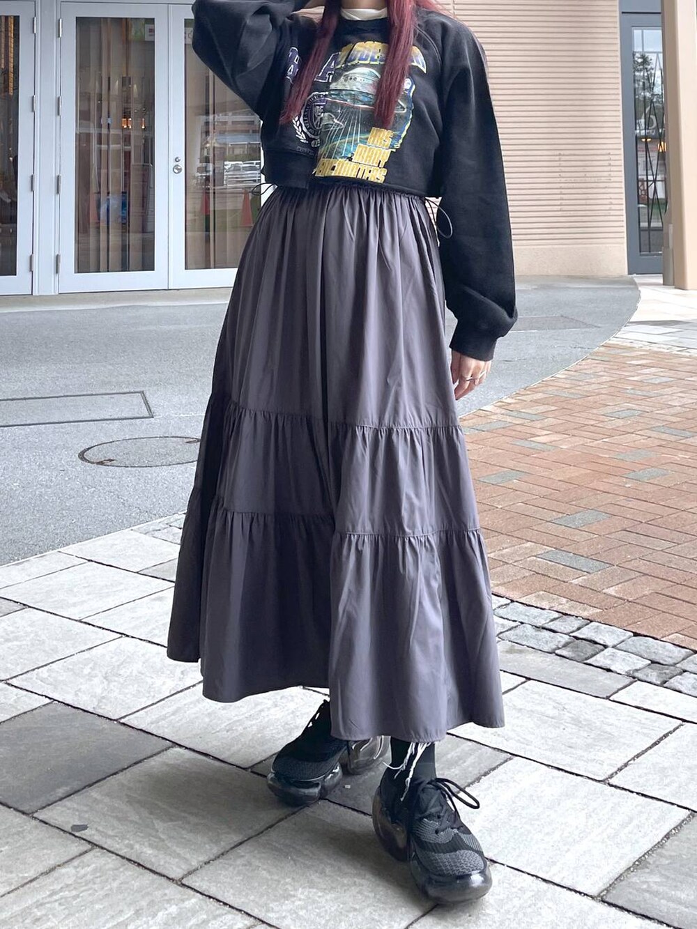 ホワイト系のTシャツ/カットソー、ブラック系のスウェット、グレー系のワンピースを着用したレディースの春コーディネートの2枚目の写真