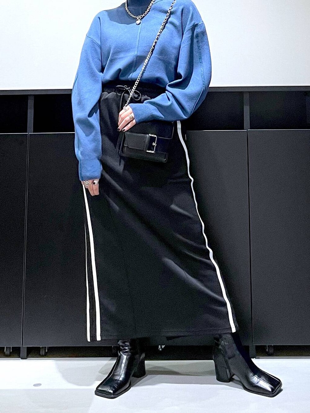 「モード、ストリート、きれいめ、カジュアル、ネックレス、骨格ストレート_PAGEBOY、ブルベ冬_PAGEBOY、ニット、ベレー帽、スカート、ブーツ、バッグ」|「PAGEBOYのハイゲージラメラインプルオーバー(ニット/セーター、ブルー系)」を使った、りりりさん(レディース・157cm)の秋コーディネートの3枚目の写真