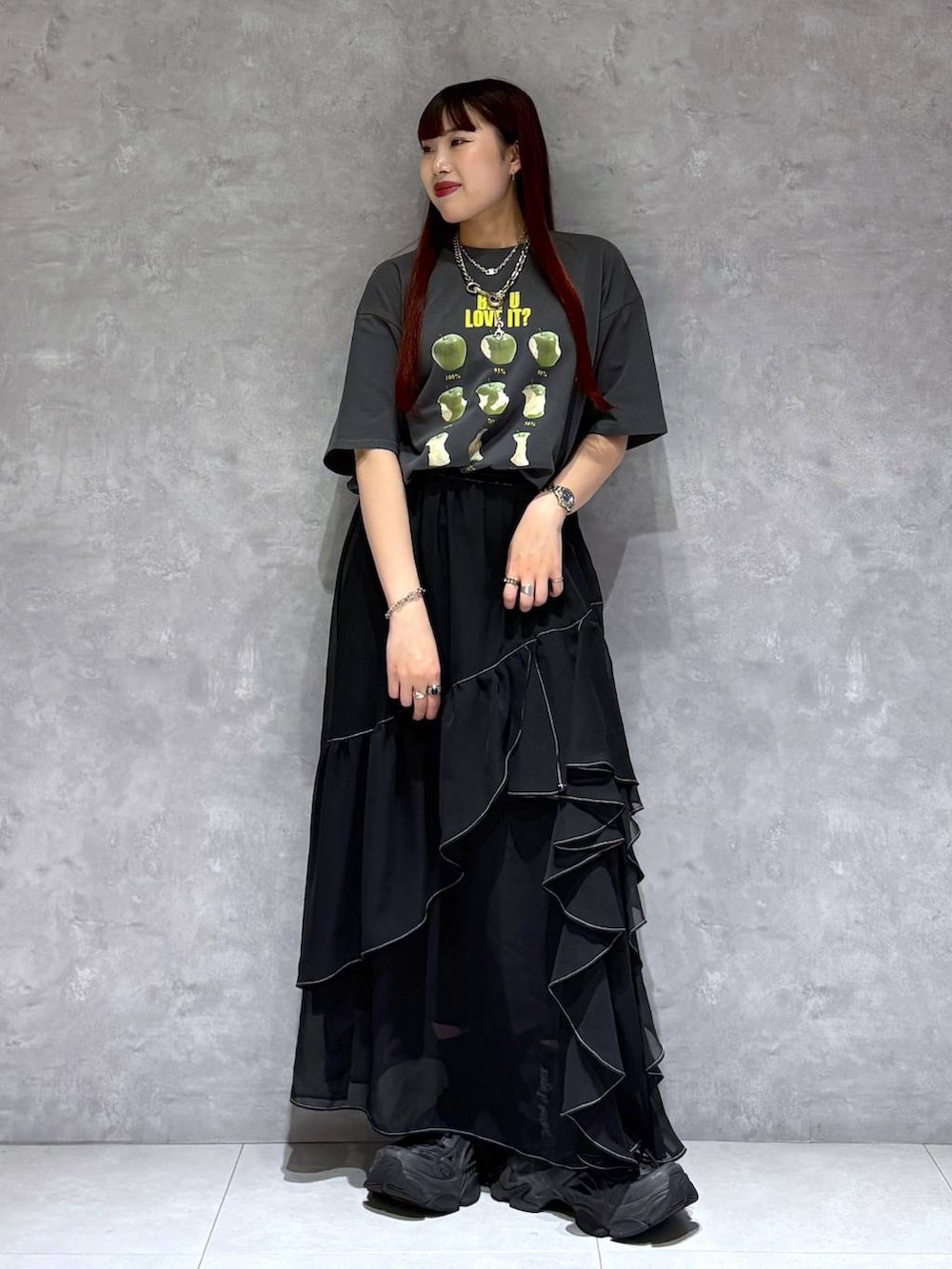 「モード、ストリート、きれいめ、カジュアル、ネックレス、骨格ストレート_PAGEBOY、ブルベ冬_PAGEBOY、Tシャツ、スカート」｜「PAGEBOYのステッチフリルスカート（スカート、ブラック系）」を使った、りりりさん（レディース・157cm）の春コーディネートの9枚目の写真