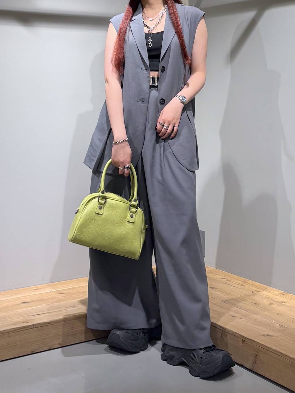 「モード、ストリート、きれいめ、カジュアル、ネックレス、骨格ストレート_PAGEBOY、ブルベ冬_PAGEBOY、セットアップ、ベスト、スラックス、ワイドパンツ、インナー、ベルト、バッグ」｜「PAGEBOYのモードバックルベルト3（ベルト、ブラック系）」を使った、りりりさん（レディース・157cm）の夏コーディネートの3枚目の写真