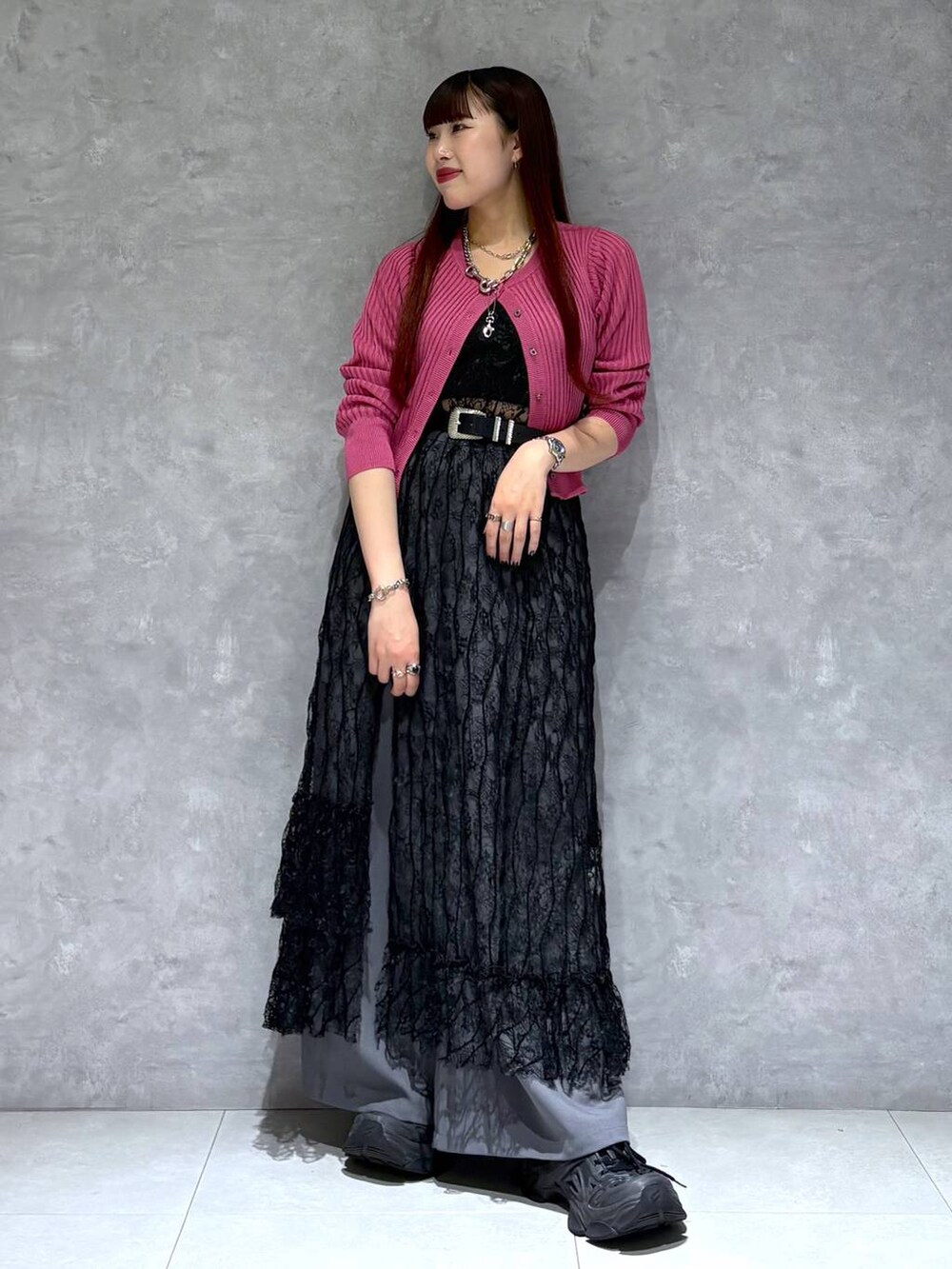「骨格ストレート_PAGEBOY、ブルベ冬_PAGEBOY、カーディガン、モード、ストリート、きれいめ、カジュアル、ネックレス、ワンピース、スラックス、ワイドパンツ、ベルト」｜「PAGEBOYのモードバックルベルト3（ベルト、ブラック系）」を使った、りりりさん（レディース・157cm）の夏コーディネートの2枚目の写真