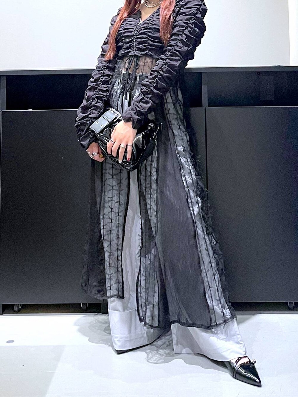 ブラック系のパンプス、ブラック系のショルダーバッグ、ブラック系のワンピースを着用したレディースの夏コーディネートの9枚目の写真