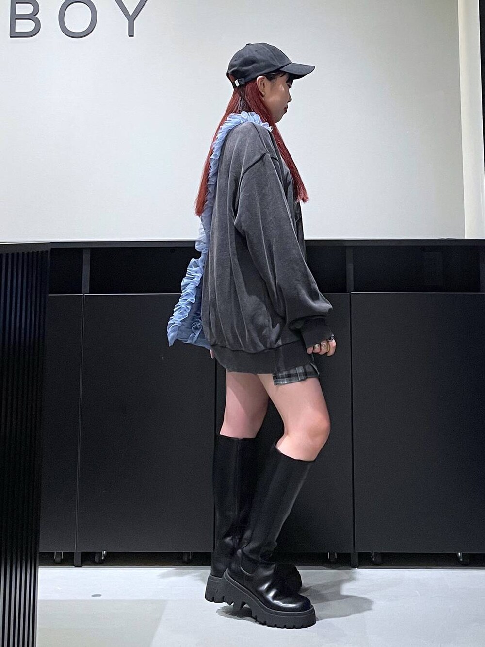 「モード、ストリート、きれいめ、カジュアル、ネックレス、骨格ストレート_PAGEBOY、ブルベ冬_PAGEBOY、ブーツ、ミニスカート、ショートパンツ、スウェット、キャップ、バッグ」｜「PAGEBOYの一部店舗展開<Casselin>チュールシャーリングショルダー（その他小物、ブルー系）」を使った、りりりさん（レディース・157cm）の夏コーディネートの6枚目の写真