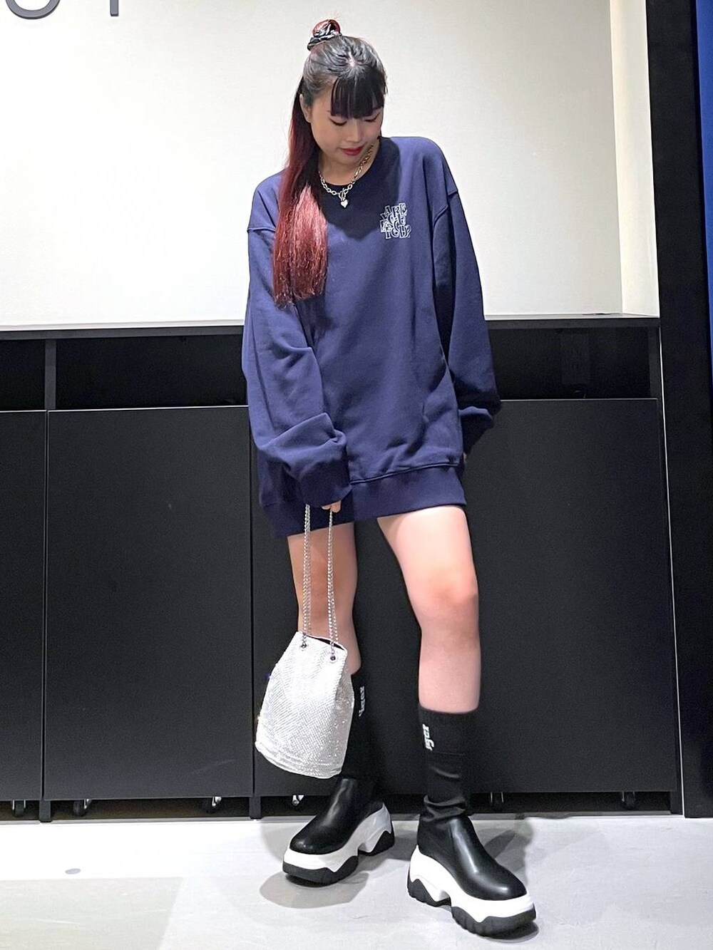 「モード、ストリート、きれいめ、カジュアル、ネックレス、骨格ストレート_PAGEBOY、ブルベ冬_PAGEBOY、ブーツ、スウェット、バッグ」｜「Anuiの【UNISEX/3サイズ展開】パズルロゴスウェット（スウェット、ブルー系）」を使った、りりりさん（レディース・157cm）の秋コーディネートの3枚目の写真