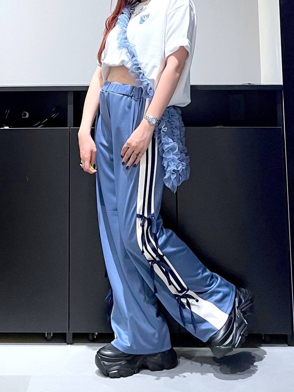 「モード、ストリート、きれいめ、カジュアル、ネックレス、骨格ストレート_PAGEBOY、ブルベ冬_PAGEBOY、Tシャツ、スニーカー、バッグ」｜「PAGEBOYのプラットチャンキースニーカー（スニーカー、ブラック系）」を使った、りりりさん（レディース・157cm）の夏コーディネートの8枚目の写真