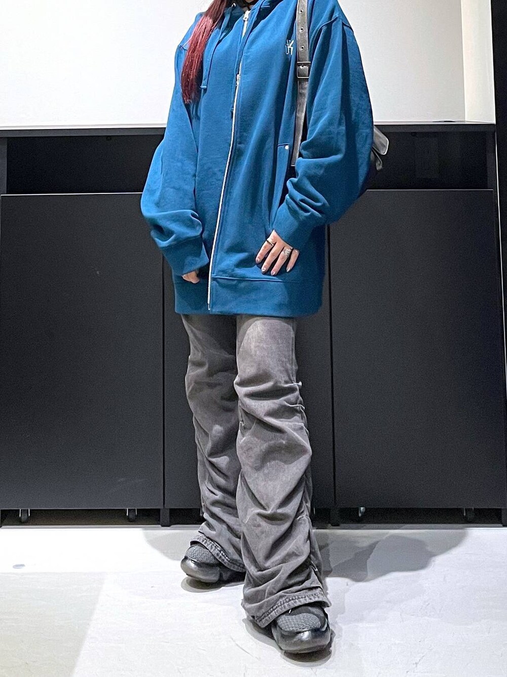 ブラック系のデニムパンツ、その他のショルダーバッグ、ブルー系のパーカーを着用したレディースの秋コーディネートの8枚目の写真