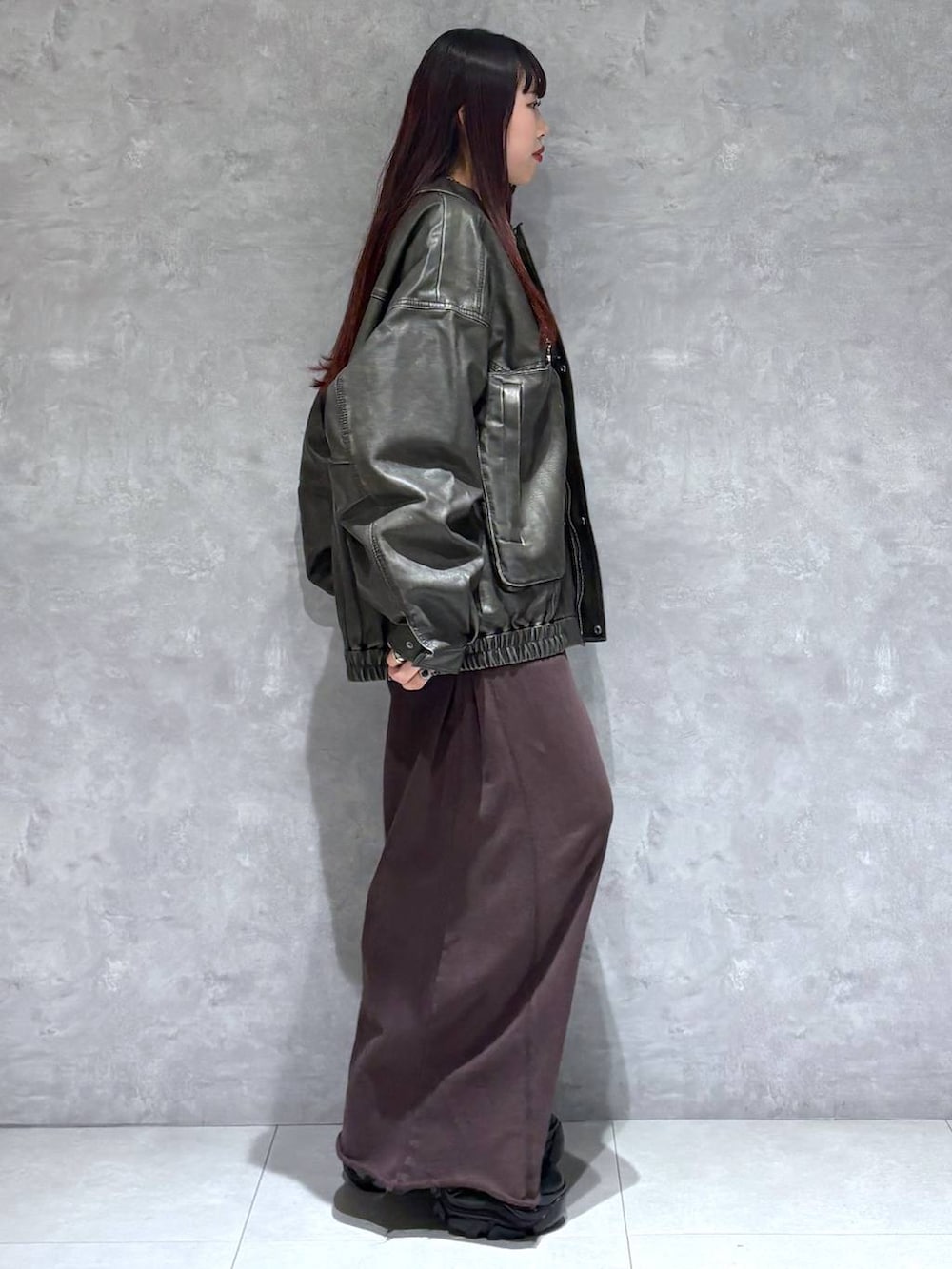 ブラック系のスニーカー、グレー系のスウェットパンツ、ブラック系のブルゾンを着用したレディースの秋コーディネートの7枚目の写真