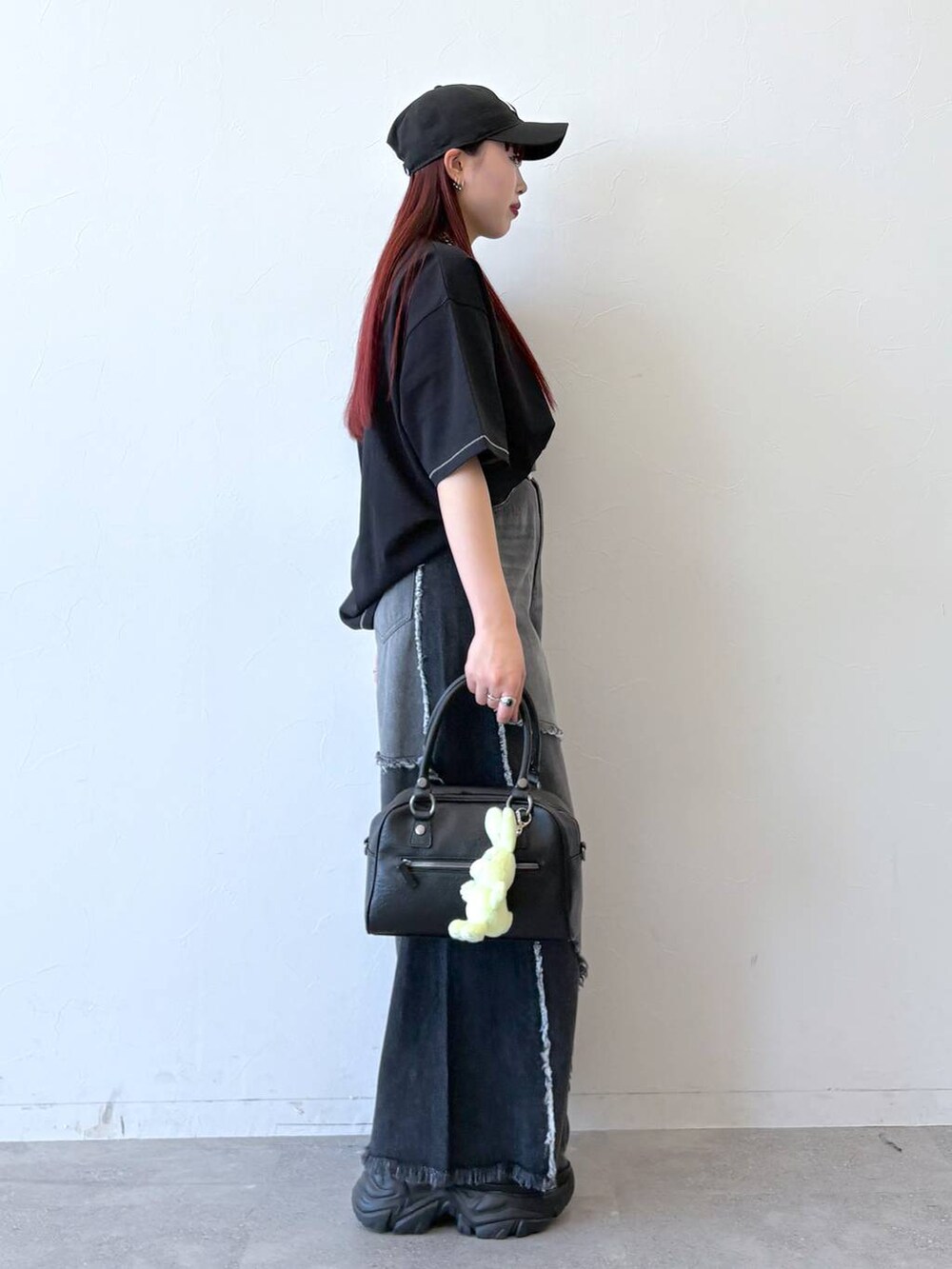 「モード、ストリート、きれいめ、カジュアル、ネックレス、骨格ストレート_PAGEBOY、ブルベ冬_PAGEBOY、デニムパンツ、Tシャツ、ベルト、バッグ」|「PAGEBOYのプラットチャンキースニーカー(スニーカー、ブラック系)」を使った、りりりさん(レディース・157cm)の春コーディネートの7枚目の写真