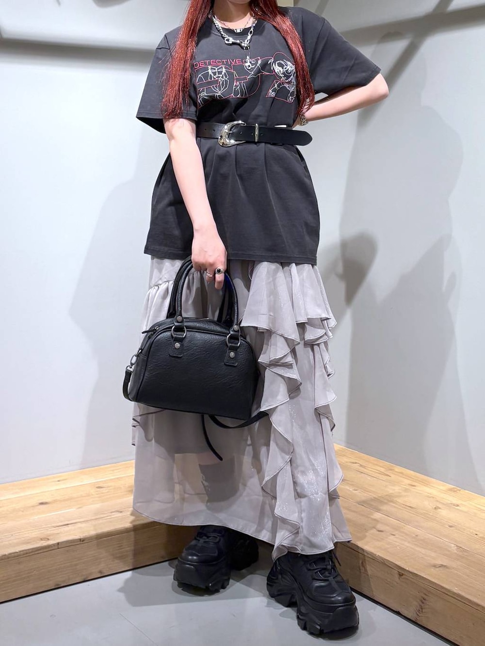 「モード、ストリート、きれいめ、カジュアル、ネックレス、骨格ストレート_PAGEBOY、ブルベ冬_PAGEBOY、Tシャツ、スカート、ベルト、スニーカー、バッグ」｜「PAGEBOYのプラットチャンキースニーカー（スニーカー、ブラック系）」を使った、りりりさん（レディース・157cm）の春コーディネートの3枚目の写真