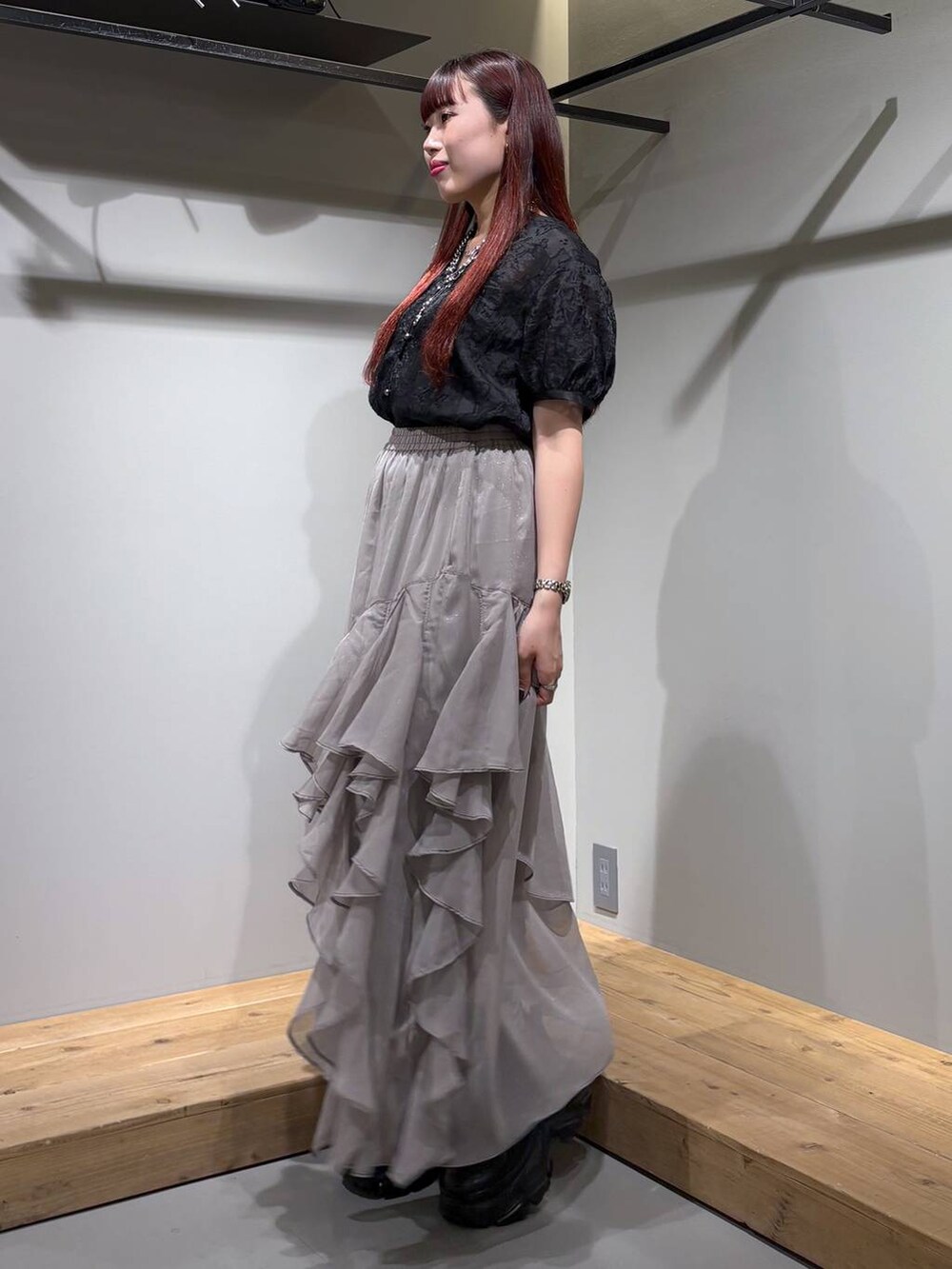 「モード、ストリート、きれいめ、カジュアル、ネックレス、骨格ストレート_PAGEBOY、ブルベ冬_PAGEBOY、ブラウス、スカート、スニーカー」｜「PAGEBOYのプラットチャンキースニーカー（スニーカー、ブラック系）」を使った、りりりさん（レディース・157cm）の夏コーディネートの4枚目の写真