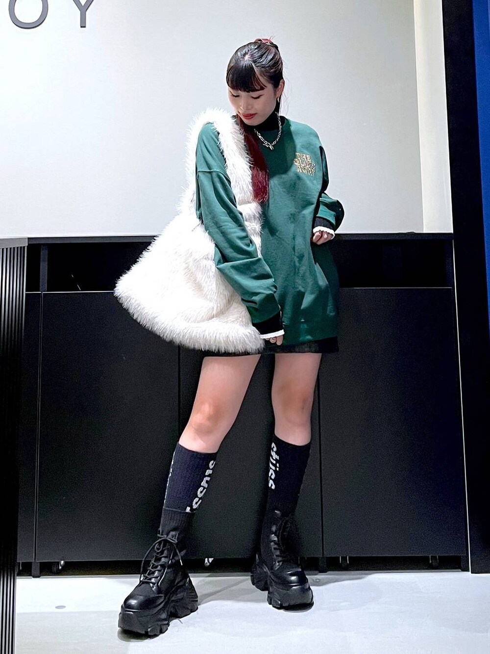 「モード、ストリート、きれいめ、カジュアル、ネックレス、骨格ストレート_PAGEBOY、ブルベ冬_PAGEBOY、スウェット、ミニスカート、スカート、ブーツ、スニーカー、バッグ」｜「PAGEBOYのレースアップソックスブーツ（ブーツ、ブラック系）」を使った、りりりさん（レディース・157cm）の秋コーディネートの7枚目の写真