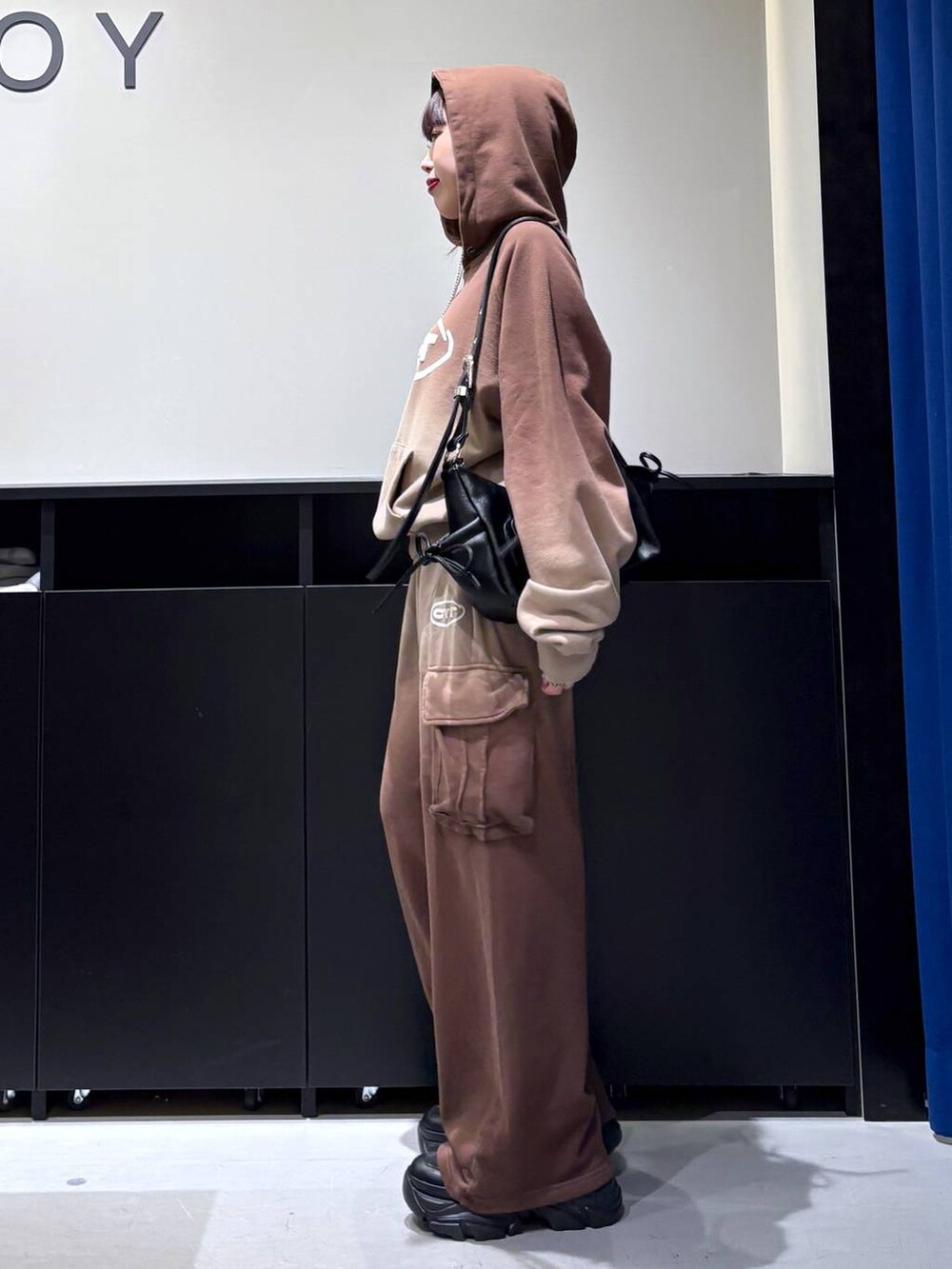 「パーカー、スウェット、モード、ストリート、きれいめ、カジュアル、ネックレス、骨格ストレート_PAGEBOY、ブルベ冬_PAGEBOY、スウェットパンツ、セットアップ、バッグ、スニーカー」｜「PAGEBOYのプラットチャンキースニーカー（スニーカー、ブラック系）」を使った、りりりさん（レディース・157cm）の冬コーディネートの3枚目の写真