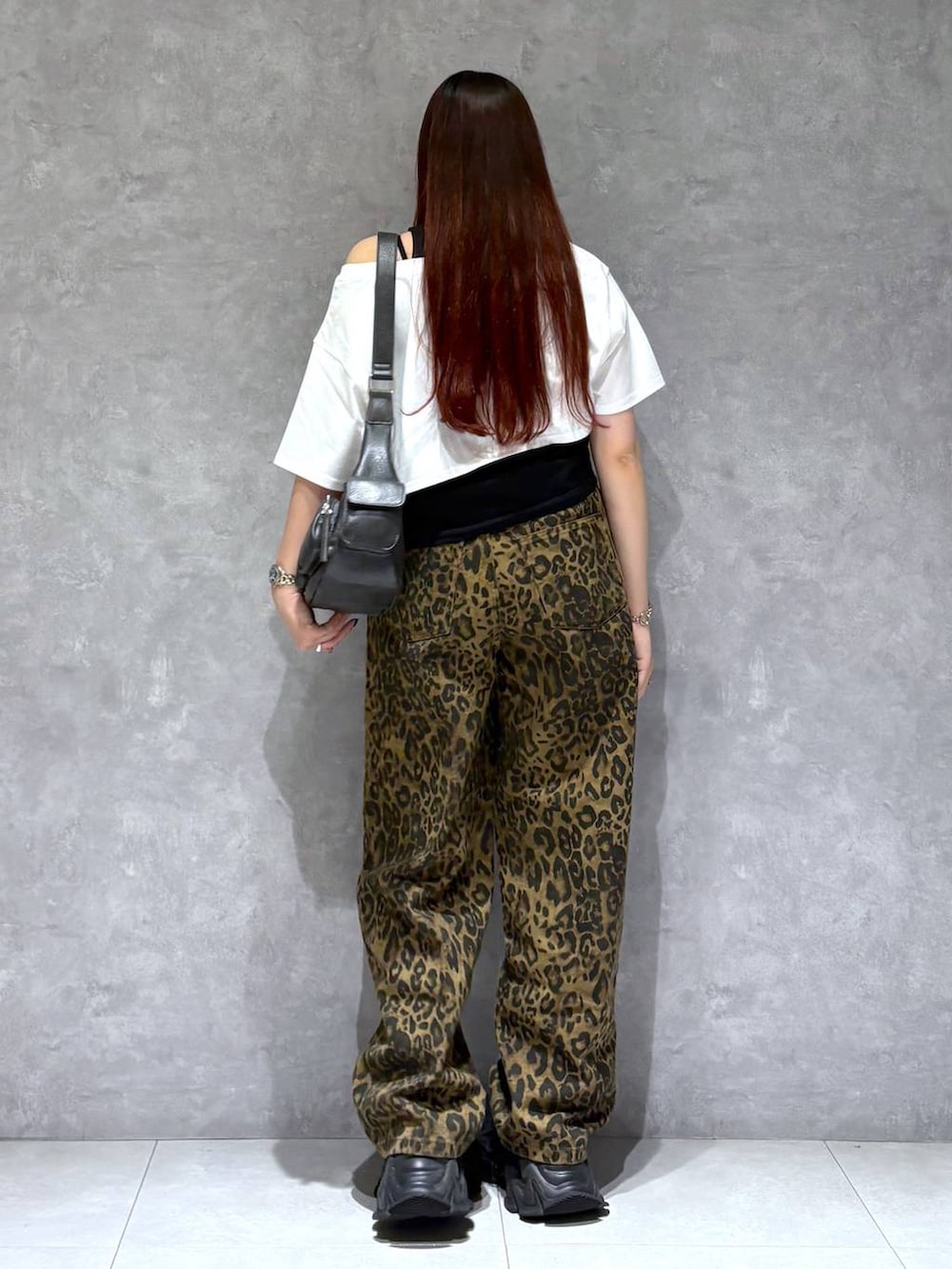「モード、ストリート、カジュアル、ネックレス、骨格ストレート_PAGEBOY、ブルベ冬_PAGEBOY、Tシャツ、バッグ」｜「PBLIMの《UNISEX》アソートルーズパンツ（デニムパンツ、その他）」を使った、りりりさん（レディース・157cm）の夏コーディネートの4枚目の写真
