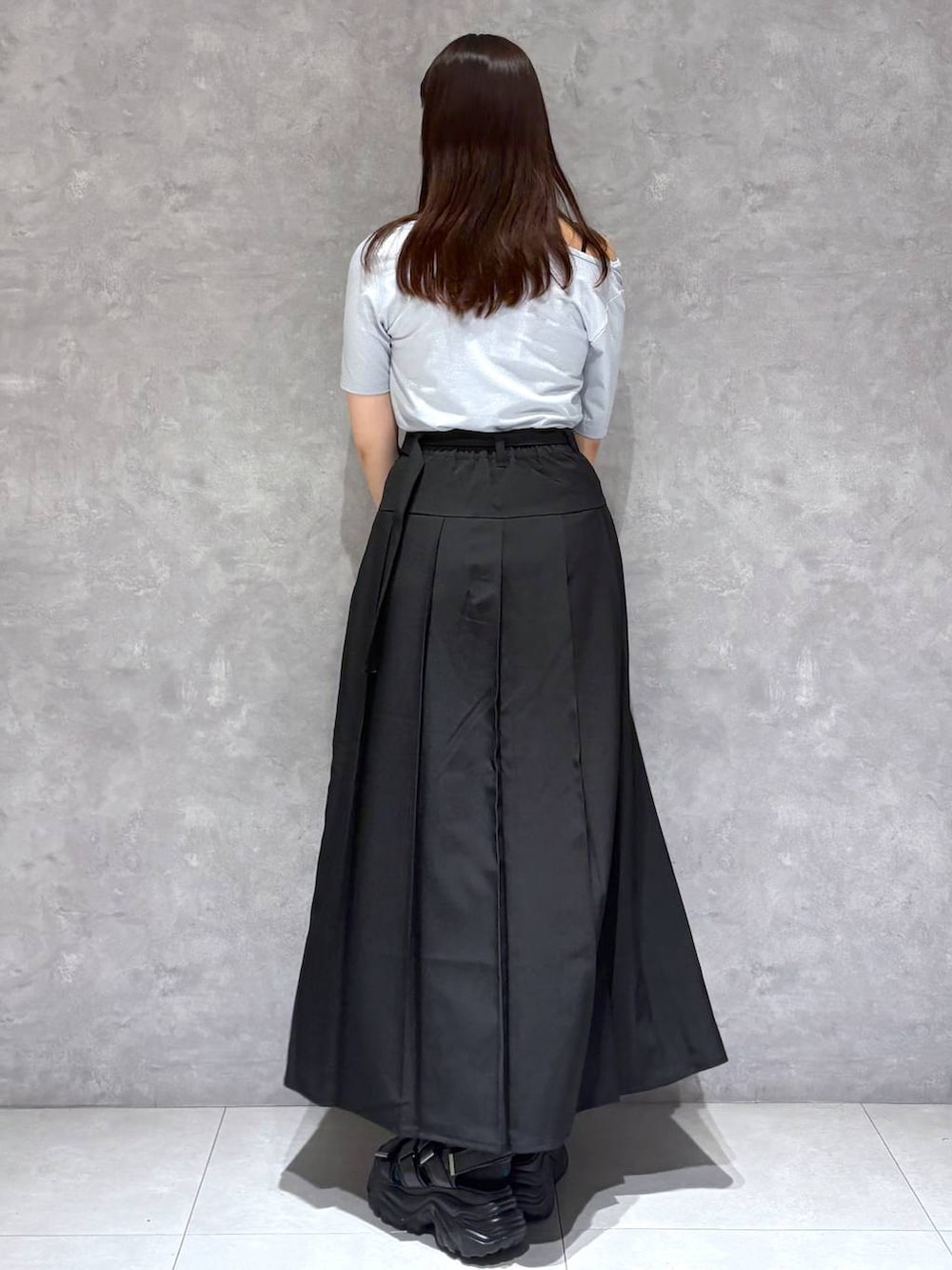 ブラック系のサンダル、シルバー系のハンドバッグ、ブルー系のTシャツ/カットソーを着用したレディースの夏コーディネートの4枚目の写真