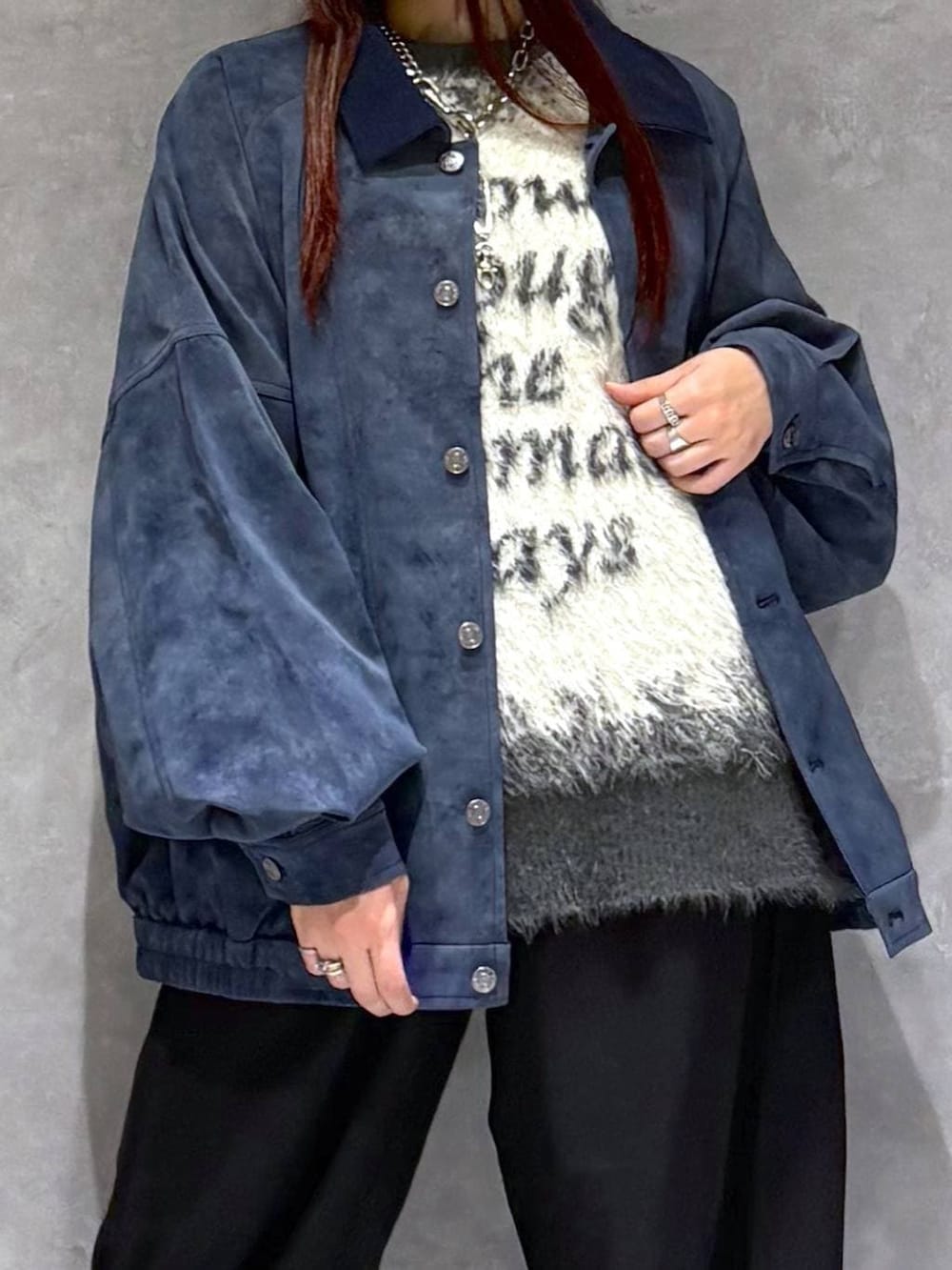 ブラック系のスニーカー、ブルー系のブルゾン、グレー系のニット/セーターを着用したレディースの秋コーディネートの8枚目の写真