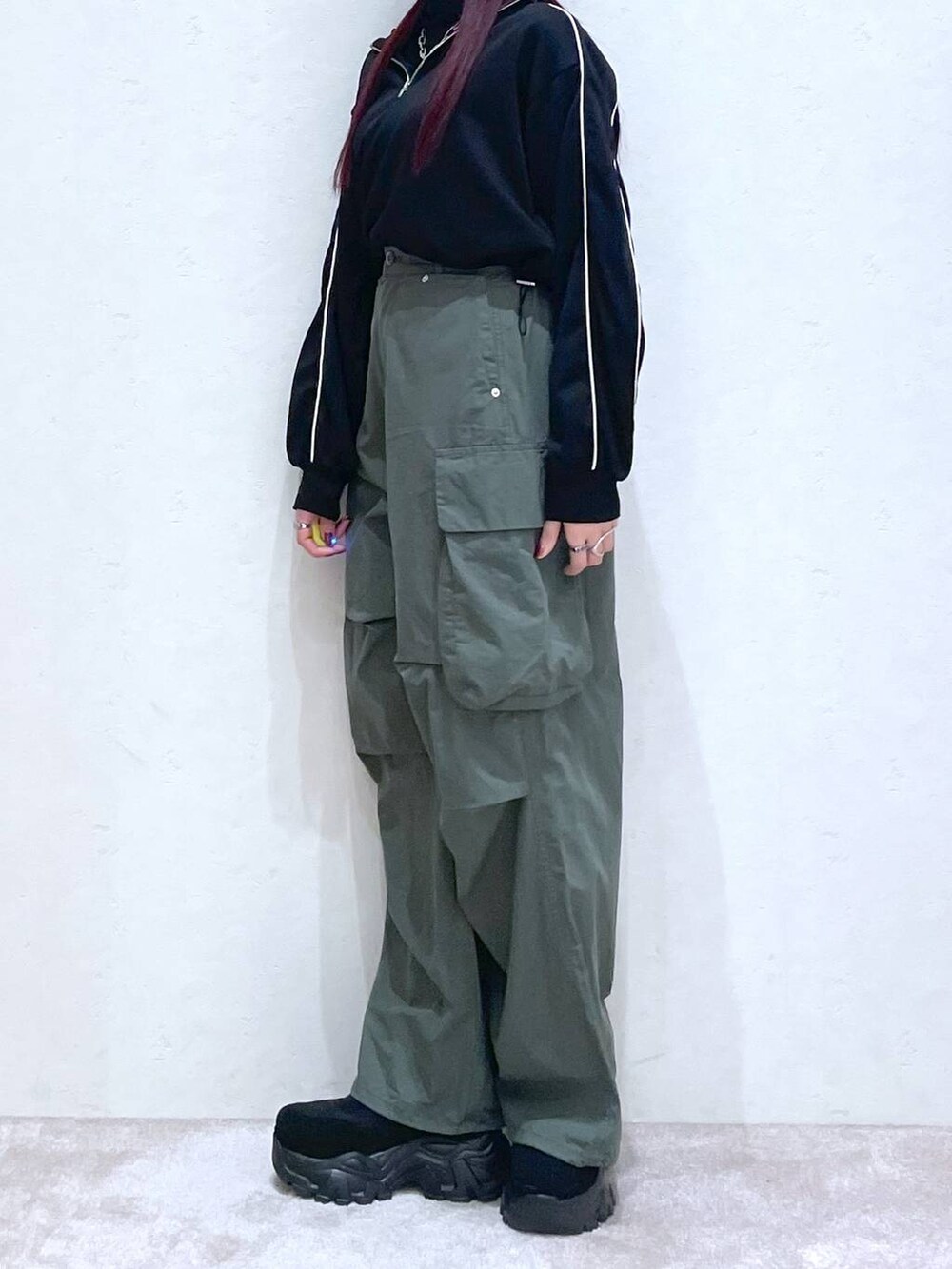 「モード、ストリート、きれいめ、春コーデ、カジュアル、ネックレス、骨格ストレート_PAGEBOY、ブルベ冬_PAGEBOY、ニット帽、スニーカー」｜「PAGEBOYのクシュタートルシアーアソート（Tシャツ/カットソー、ブラック系）」を使った、りりりさん（レディース・157cm）の春コーディネートの5枚目の写真