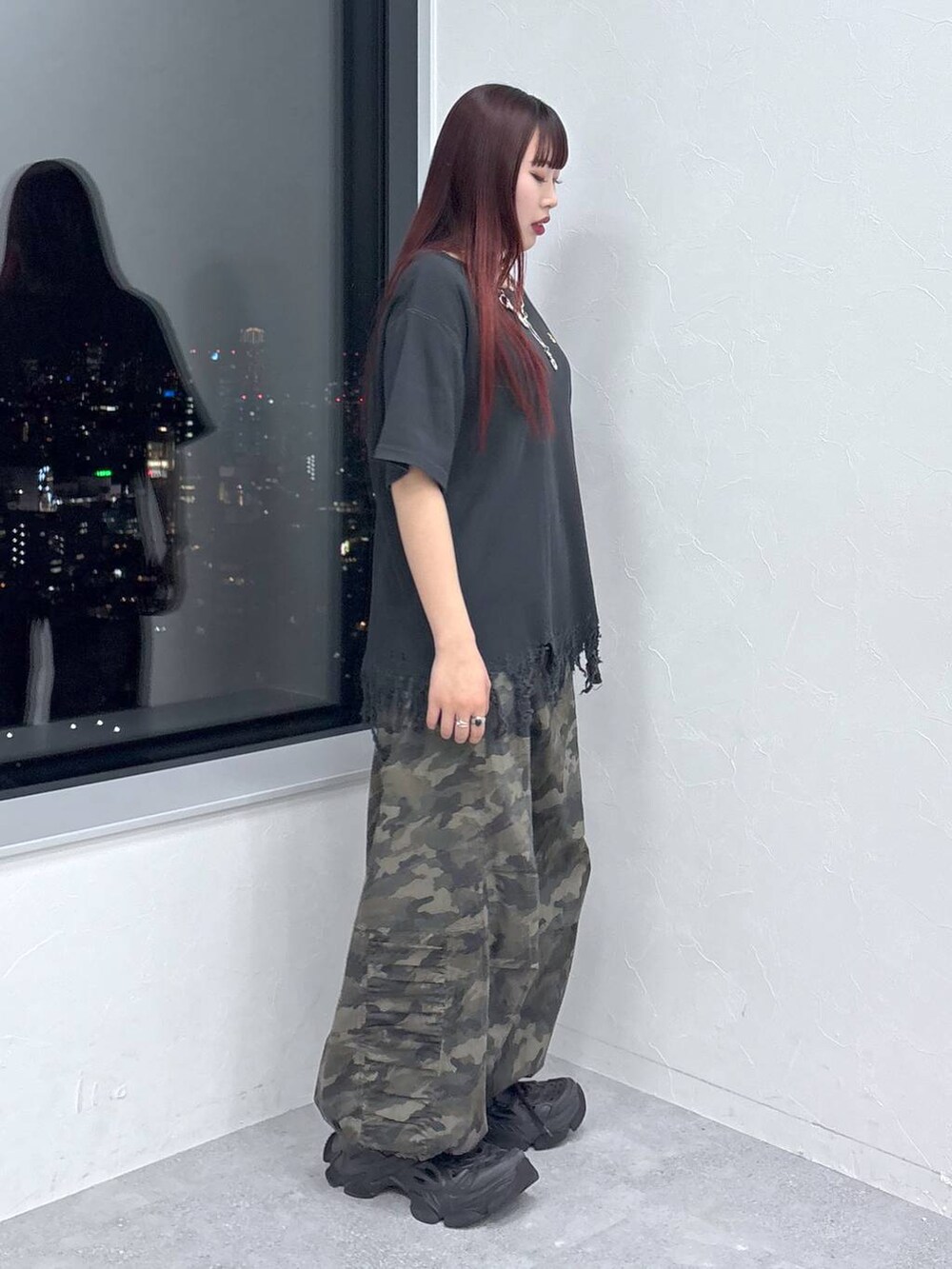 「モード、ストリート、きれいめ、カジュアル、ネックレス、骨格ストレート_PAGEBOY、ブルベ冬_PAGEBOY」｜「Anuiの【UNISEX/3サイズ展開】ミリタリードロストパンツ（カーゴパンツ、その他）」を使った、りりりさん（レディース・157cm）の春コーディネートの6枚目の写真