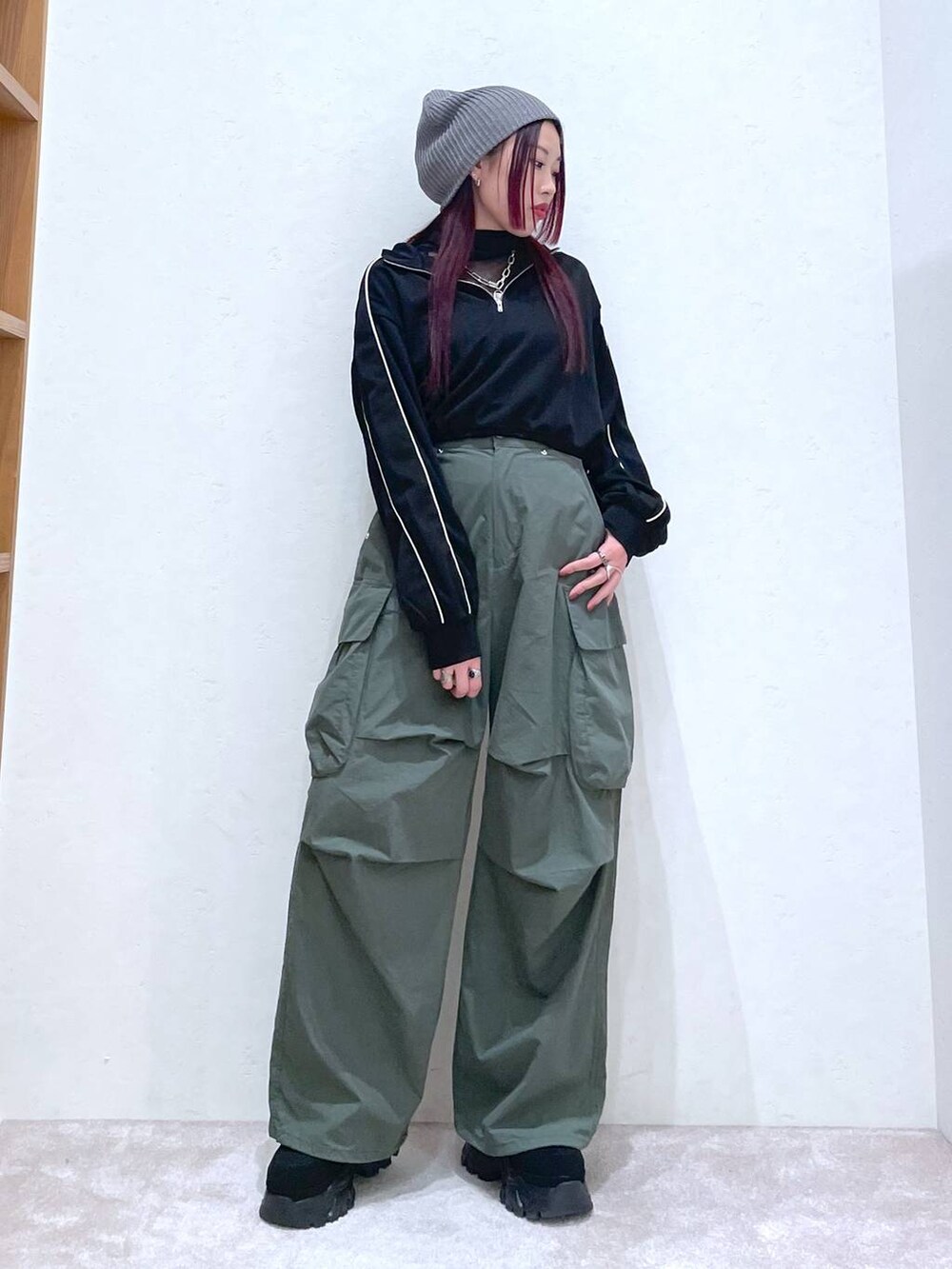「モード、ストリート、きれいめ、春コーデ、カジュアル、ネックレス、骨格ストレート_PAGEBOY、ブルベ冬_PAGEBOY、ニット帽、スニーカー」｜「PAGEBOYのクシュタートルシアーアソート（Tシャツ/カットソー、ブラック系）」を使った、りりりさん（レディース・157cm）の春コーディネートの2枚目の写真