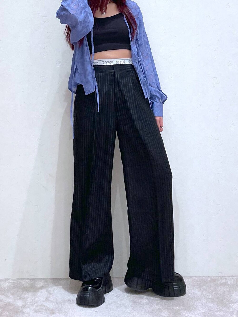 ブルー系のシャツ/ブラウス、ブラック系のスラックス、ブラック系のローファーを着用したレディースの春コーディネートの7枚目の写真