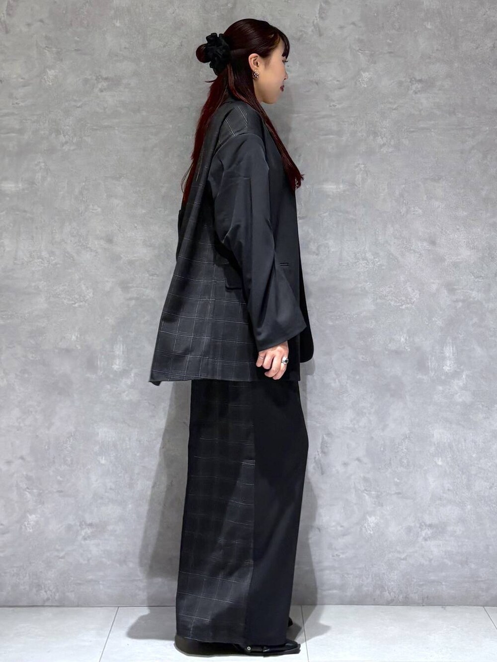 ブラック系のパンプス、ブラック系のテーラードジャケット、グレー系のスラックスを着用したレディースの秋コーディネートの6枚目の写真