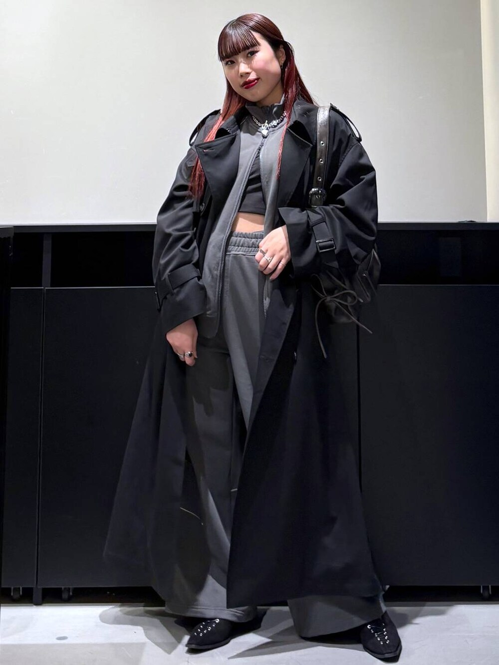 「モード、ストリート、きれいめ、カジュアル、ネックレス、骨格ストレート_PAGEBOY、ブルベ冬_PAGEBOY、アウター、トレンチコート、スウェット、スウェットパンツ、バッグ」｜「PAGEBOYのヴィンテージリボンポケットBAG（ショルダーバッグ、グレー系）」を使った、りりりさん（レディース・157cm）の冬コーディネートの8枚目の写真