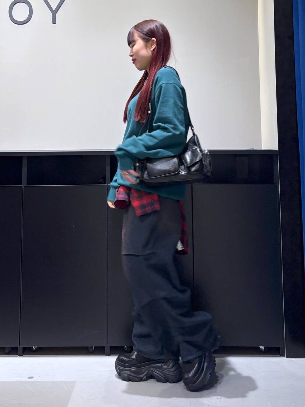 「モード、ストリート、きれいめ、カジュアル、ネックレス、骨格ストレート_PAGEBOY、ブルベ冬_PAGEBOY、スウェット、デニムパンツ、シャツ、バッグ、スニーカー、ブーツ」｜「PAGEBOYのレースアップソックスブーツ（ブーツ、ブラック系）」を使った、りりりさん（レディース・157cm）の冬コーディネートの4枚目の写真