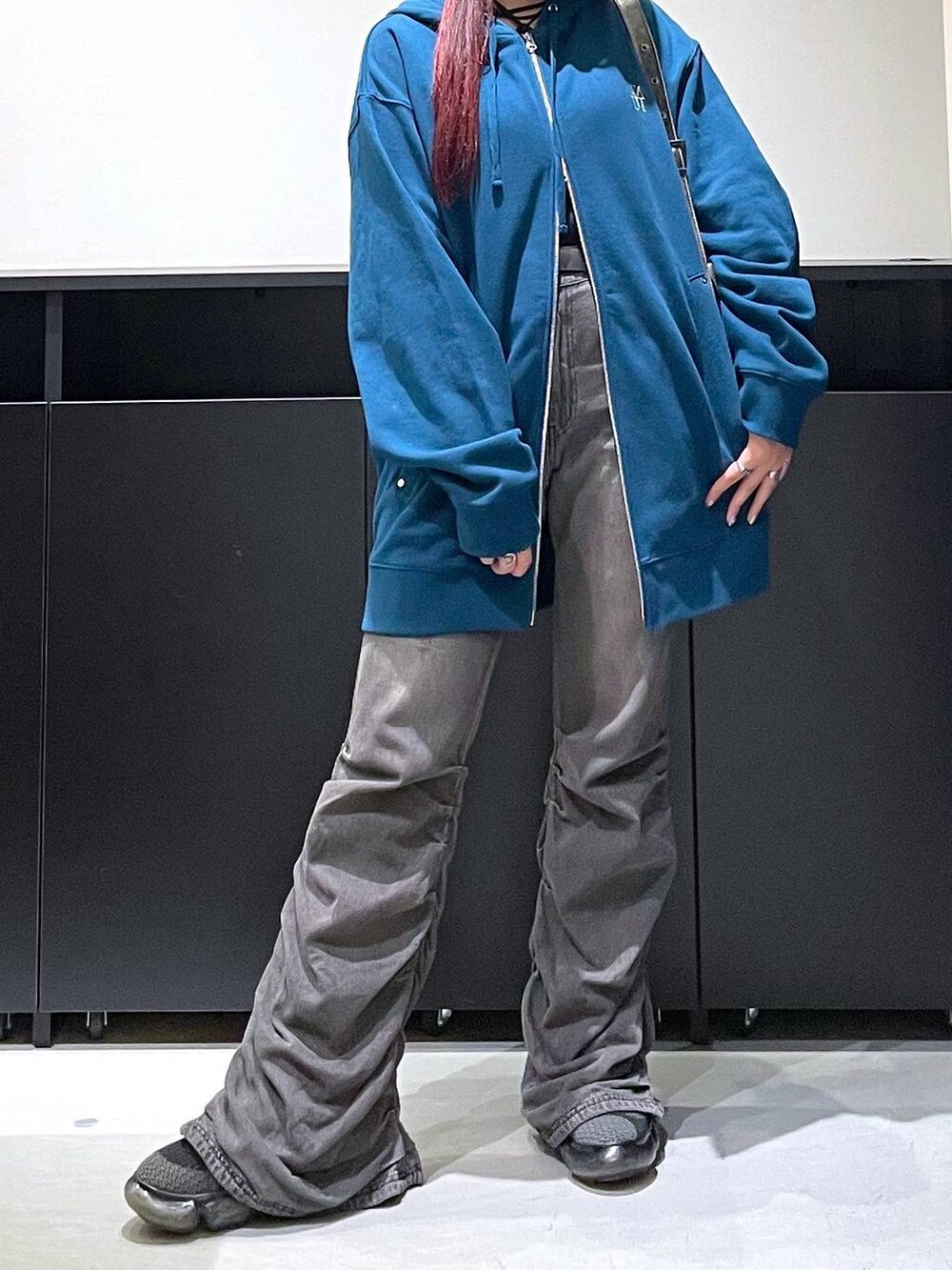 ブラック系のデニムパンツ、その他のショルダーバッグ、ブルー系のパーカーを着用したレディースの秋コーディネートの6枚目の写真