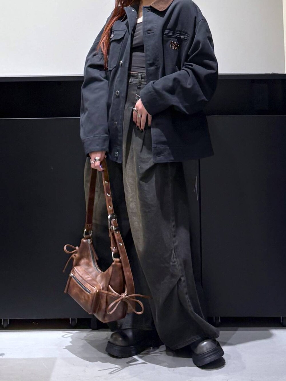 「デニムパンツ、バッグ、モード、ストリート、きれいめ、カジュアル、ネックレス、骨格ストレート_PAGEBOY、ブルベ冬_PAGEBOY、アウター、ブーツ」｜「PAGEBOYのヴィンテージリボンポケットBAG（ショルダーバッグ、ブラウン系）」を使った、りりりさん（レディース・157cm）の冬コーディネートの3枚目の写真
