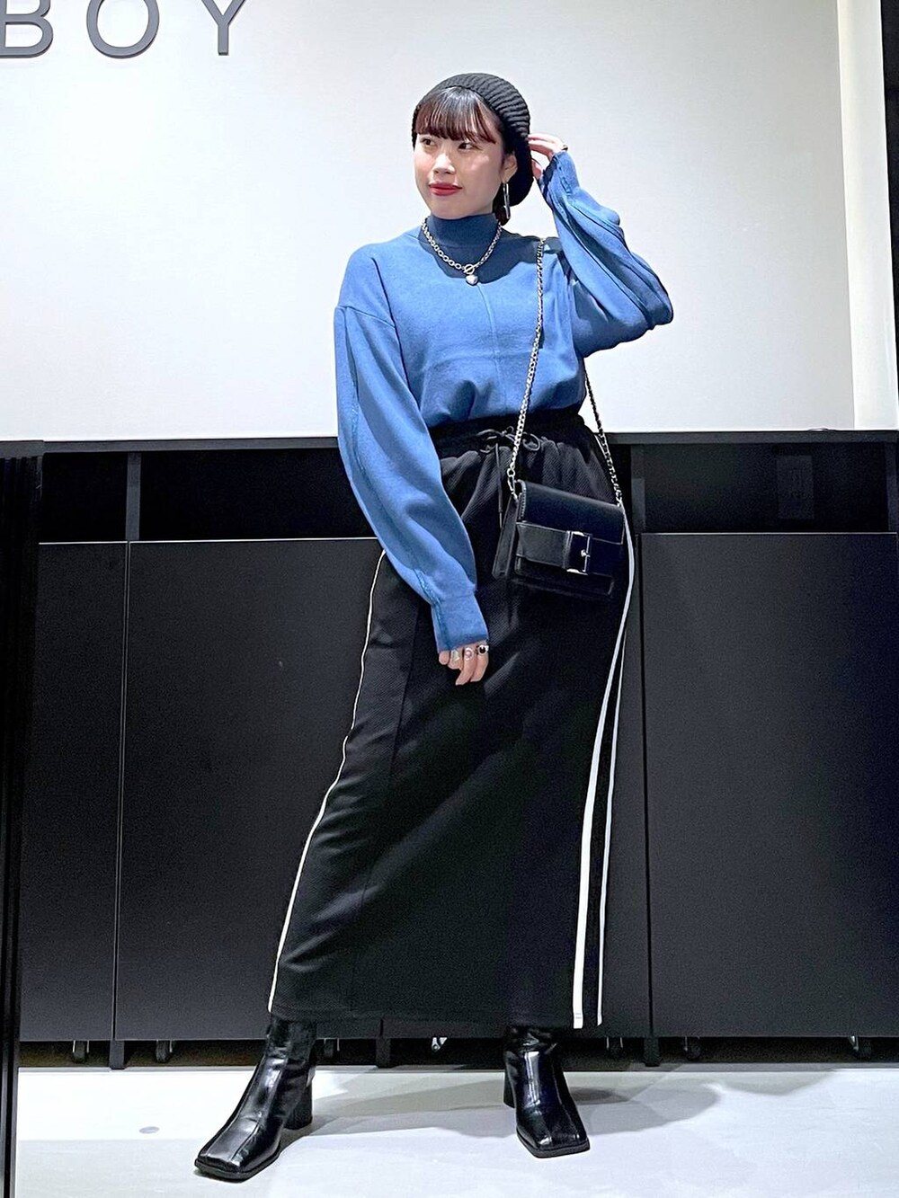 「モード、ストリート、きれいめ、カジュアル、ネックレス、骨格ストレート_PAGEBOY、ブルベ冬_PAGEBOY、ニット、ベレー帽、スカート、ブーツ、バッグ」|「PAGEBOYのハイゲージラメラインプルオーバー(ニット/セーター、ブルー系)」を使った、りりりさん(レディース・157cm)の秋コーディネートの2枚目の写真