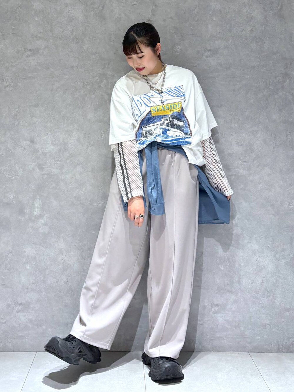 「モード、ストリート、きれいめ、カジュアル、ネックレス、骨格ストレート_PAGEBOY、ブルベ冬_PAGEBOY、Tシャツ、シャツ、ワイドパンツ」｜「PAGEBOYのソフトラメシアールーズシャツ（シャツ/ブラウス、ブルー系）」を使った、りりりさん（レディース・157cm）の夏コーディネートの9枚目の写真