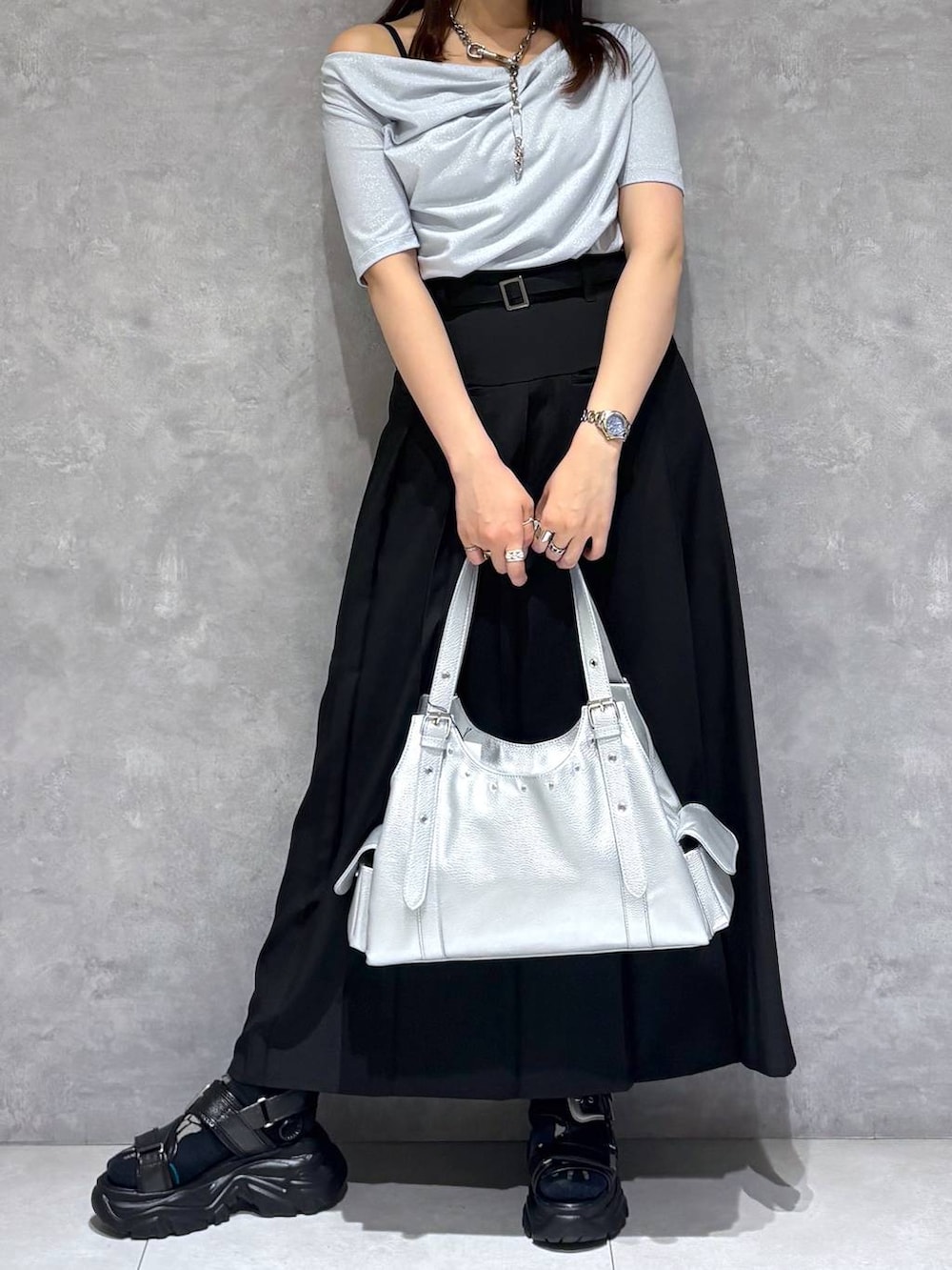 ブラック系のサンダル、シルバー系のハンドバッグ、ブルー系のTシャツ/カットソーを着用したレディースの夏コーディネートの9枚目の写真