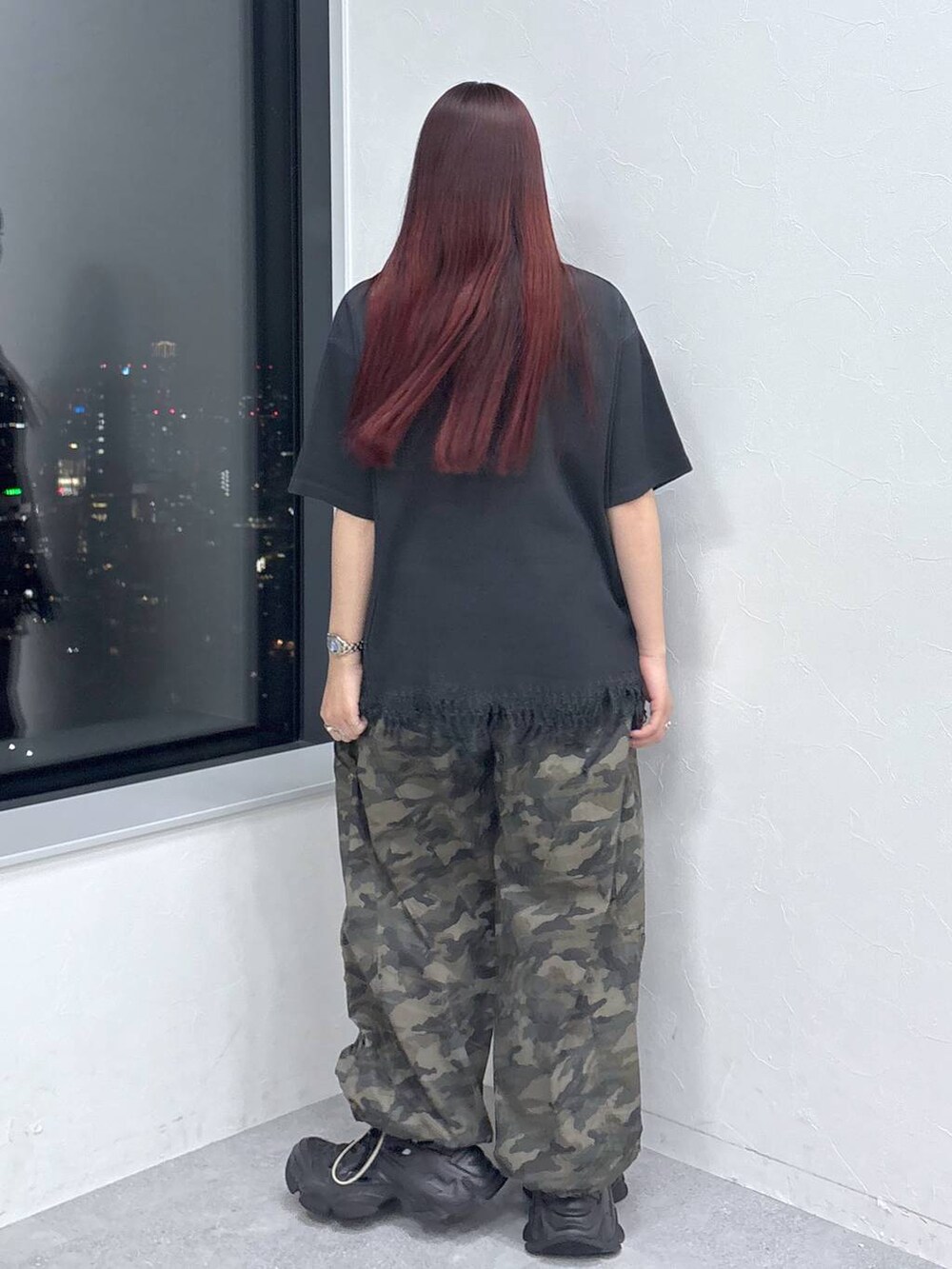「モード、ストリート、きれいめ、カジュアル、ネックレス、骨格ストレート_PAGEBOY、ブルベ冬_PAGEBOY」｜「Anuiの【UNISEX/3サイズ展開】ミリタリードロストパンツ（カーゴパンツ、その他）」を使った、りりりさん（レディース・157cm）の春コーディネートの5枚目の写真