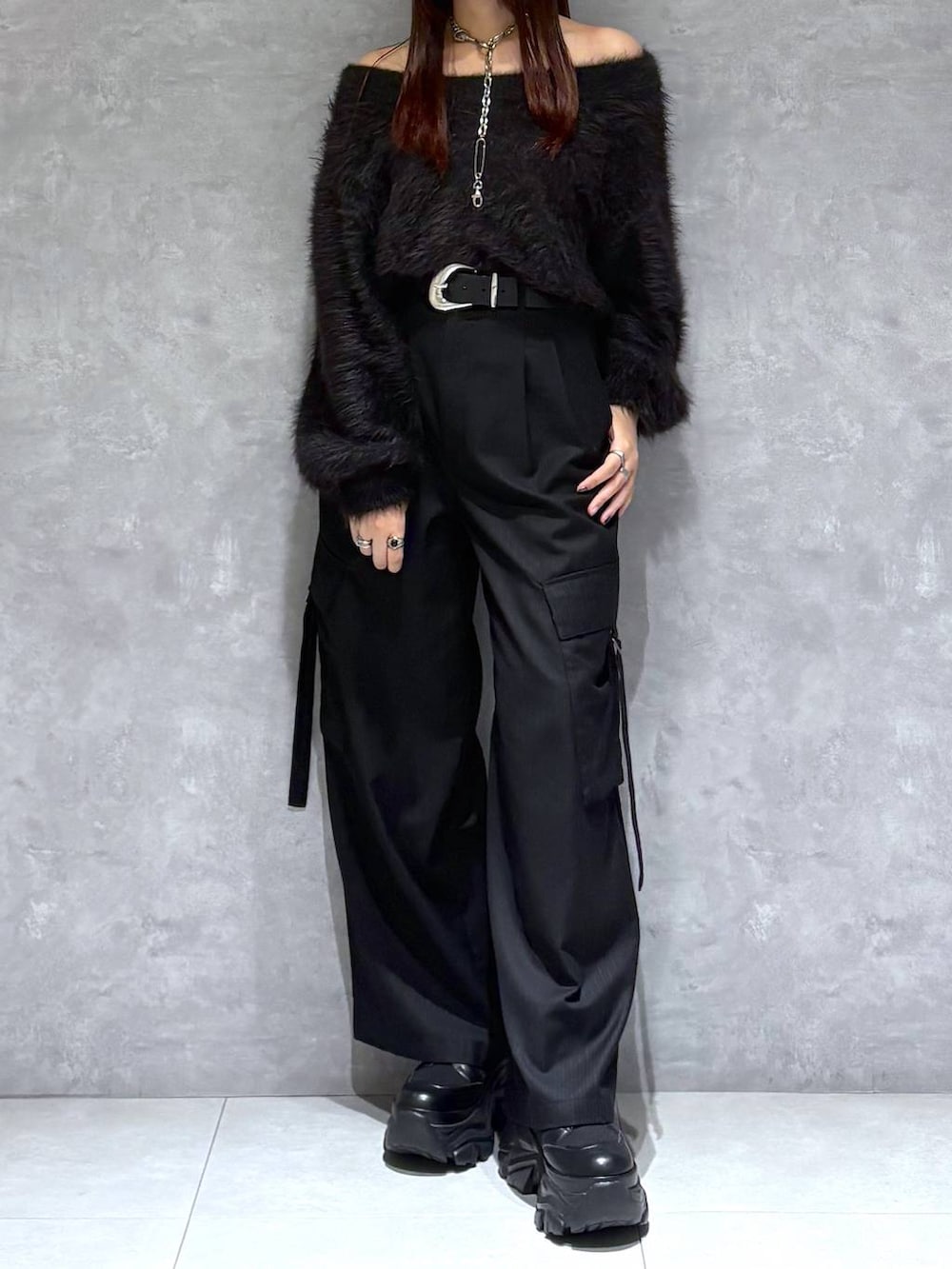 ブラック系のブーツ、ブラック系のスラックス、ブラック系のニット/セーターを着用したレディースの秋コーディネートの4枚目の写真