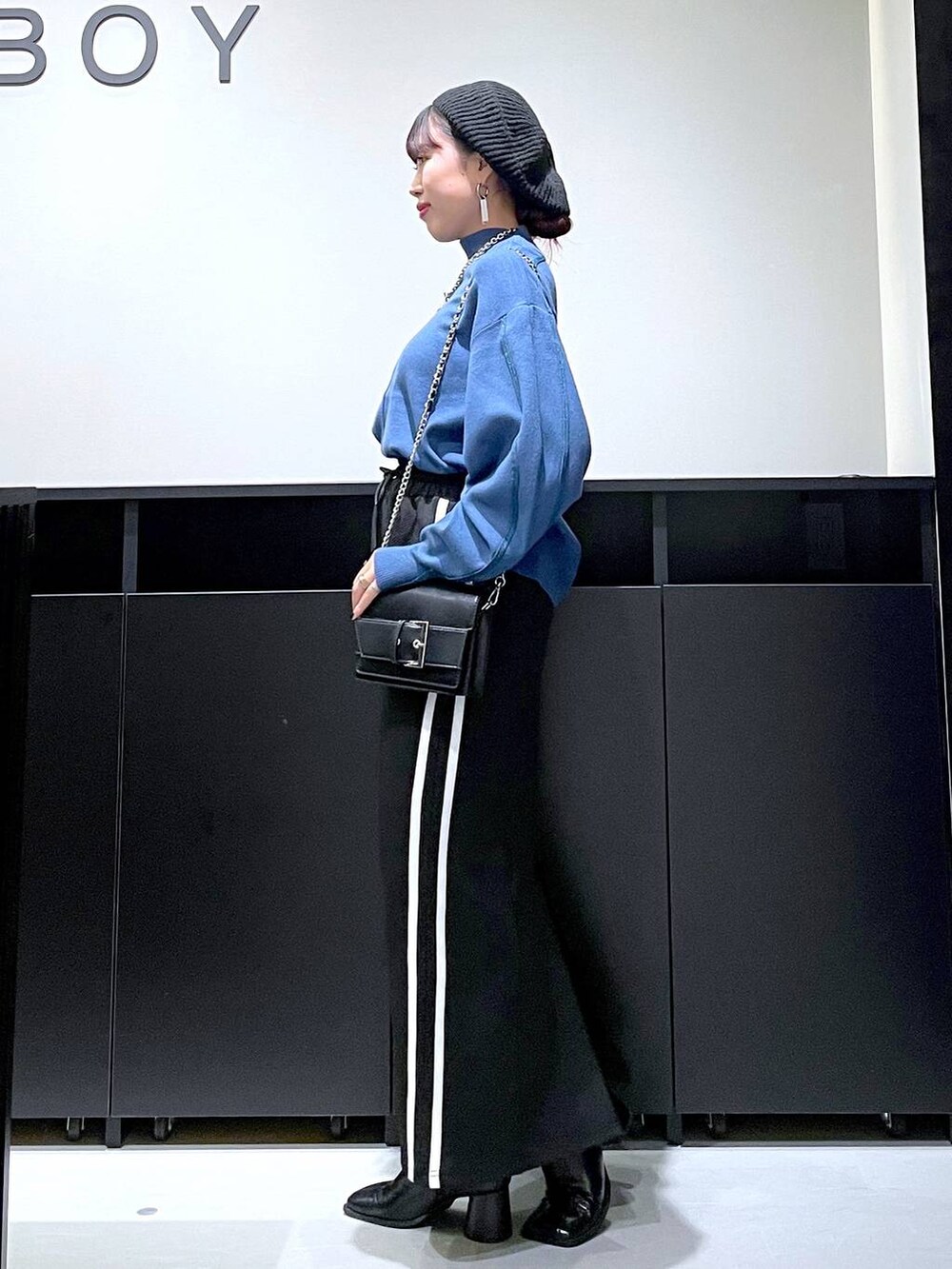 「モード、ストリート、きれいめ、カジュアル、ネックレス、骨格ストレート_PAGEBOY、ブルベ冬_PAGEBOY、ニット、ベレー帽、スカート、ブーツ、バッグ」|「PAGEBOYのハイゲージラメラインプルオーバー(ニット/セーター、ブルー系)」を使った、りりりさん(レディース・157cm)の秋コーディネートの4枚目の写真