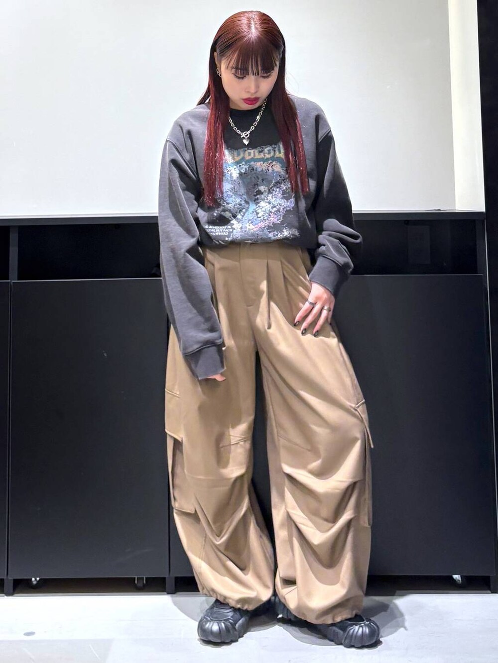 「モード、ストリート、きれいめ、カジュアル、ネックレス、骨格ストレート_PAGEBOY、ブルベ冬_PAGEBOY、スウェット」｜「Anuiの【UNISEX/3サイズ展開】TRタックパラシュートパンツ（カーゴパンツ、ベージュ系）」を使った、りりりさん（レディース・157cm）の冬コーディネートの3枚目の写真