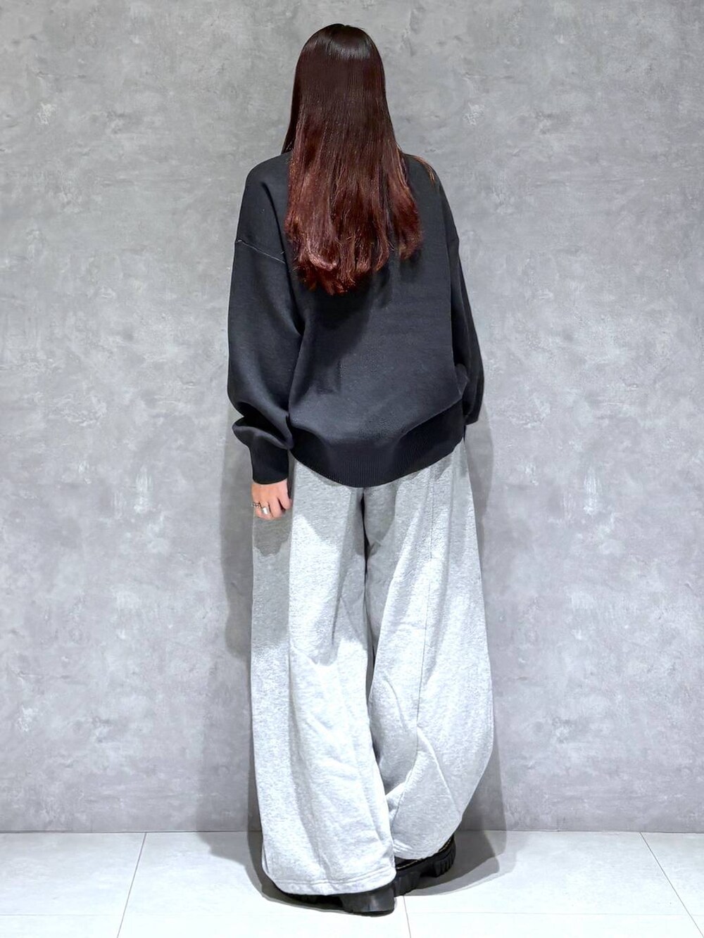 グレー系のスウェットパンツ、ブラック系のニット/セーターを着用したレディースの秋コーディネートの4枚目の写真