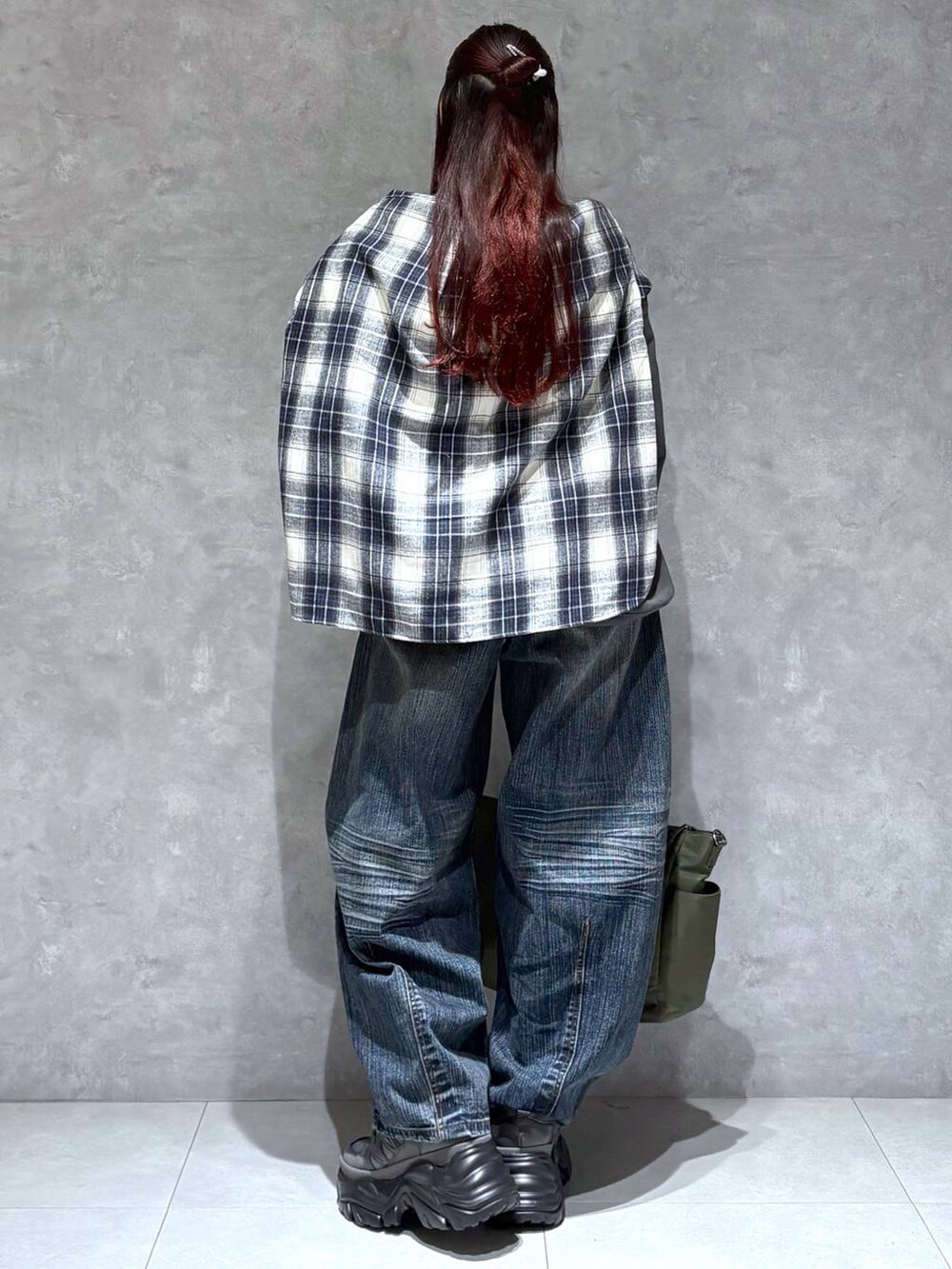 ブラック系のスニーカー、グリーン系のボストンバッグ、ブラック系のスウェットを着用したレディースの秋コーディネートの5枚目の写真