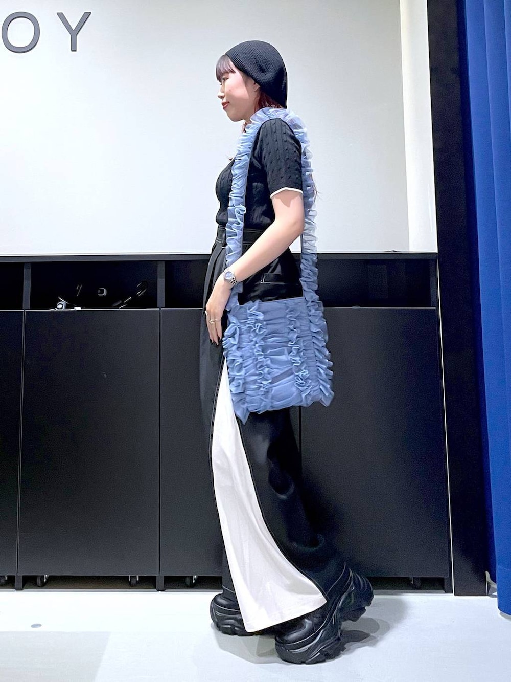 「モード、ストリート、きれいめ、カジュアル、ネックレス、骨格ストレート_PAGEBOY、ブルベ冬_PAGEBOY、パンツ、スラックス、ベレー帽、スニーカー、バッグ」｜「PAGEBOYのプラットチャンキースニーカー（スニーカー、ブラック系）」を使った、りりりさん（レディース・157cm）の夏コーディネートの6枚目の写真