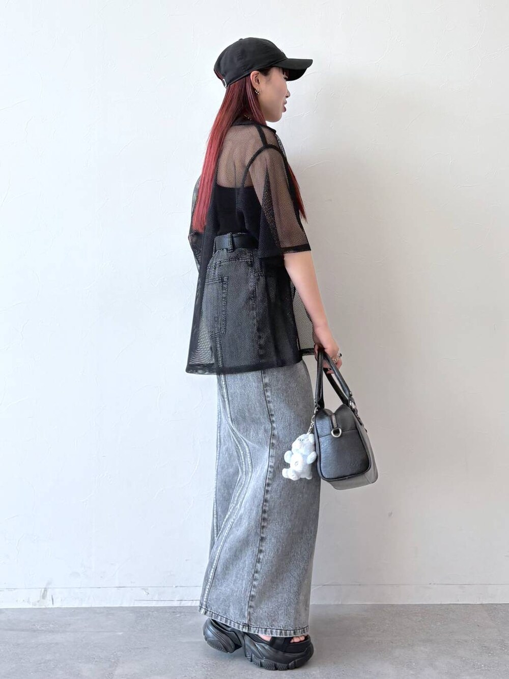 ブラック系のサンダル、ブラック系のデニムパンツ、ブラック系のシャツ/ブラウスを着用したレディースの春コーディネートの7枚目の写真