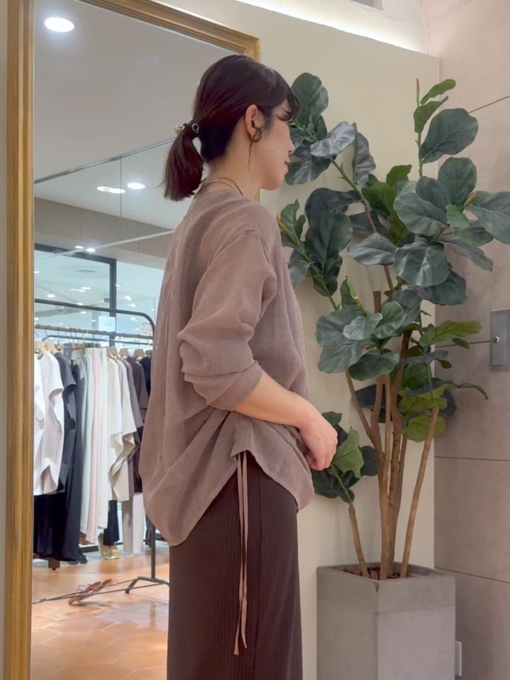 ブラウン系のシャツ/ブラウス、ブラウン系のワンピース、ブラック系のハンドバッグを着用したレディースの夏コーディネートの3枚目の写真