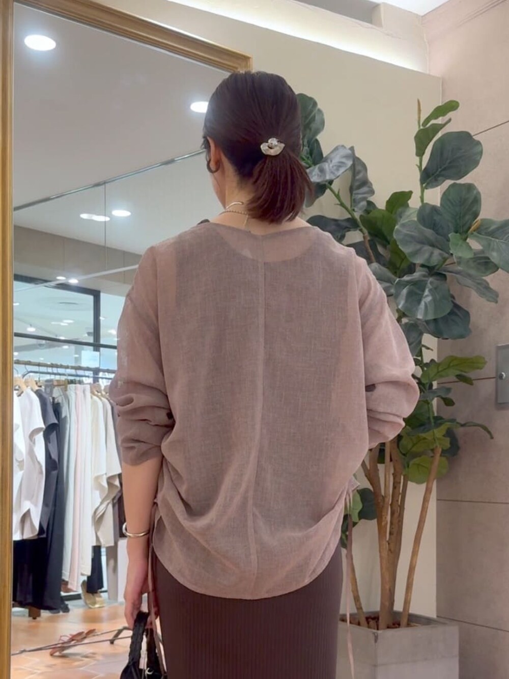 ブラウン系のシャツ/ブラウス、ブラウン系のワンピース、ブラック系のハンドバッグを着用したレディースの夏コーディネートの4枚目の写真