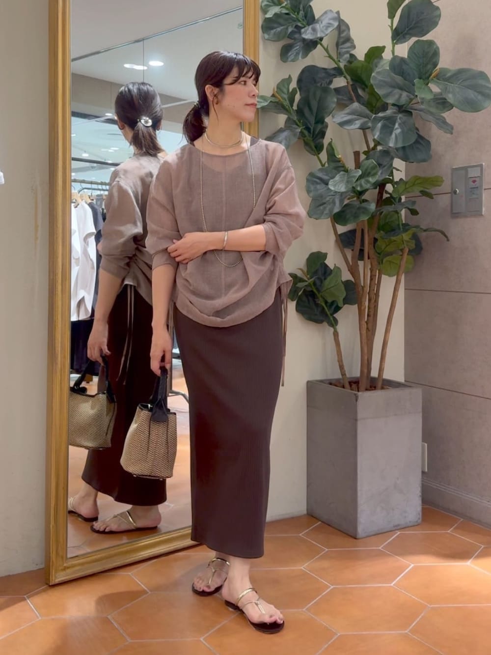 ブラウン系のシャツ/ブラウス、ブラウン系のワンピース、ブラック系のハンドバッグを着用したレディースの夏コーディネートの5枚目の写真